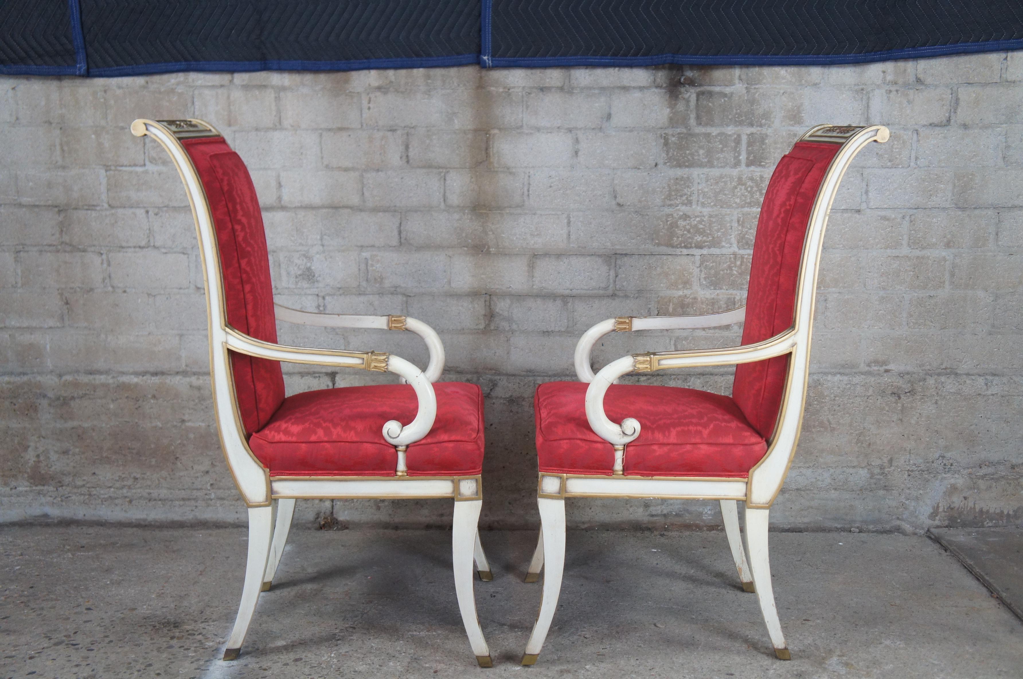 2 chaises d'appoint de salle à manger à bras à volutes blanches style Empire français du milieu du siècle dernier en vente 2
