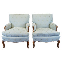 2 Fauteuils de bibliothèque Club Lounge en noyer de style provincial français du milieu du siècle.