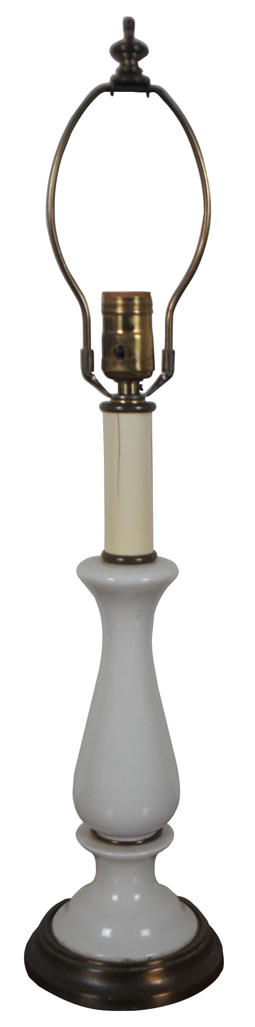 Mid-Century Modern 2 Lampes de Coiffeuse en Porcelaine Blanche Kichler du Milieu du Siècle en vente