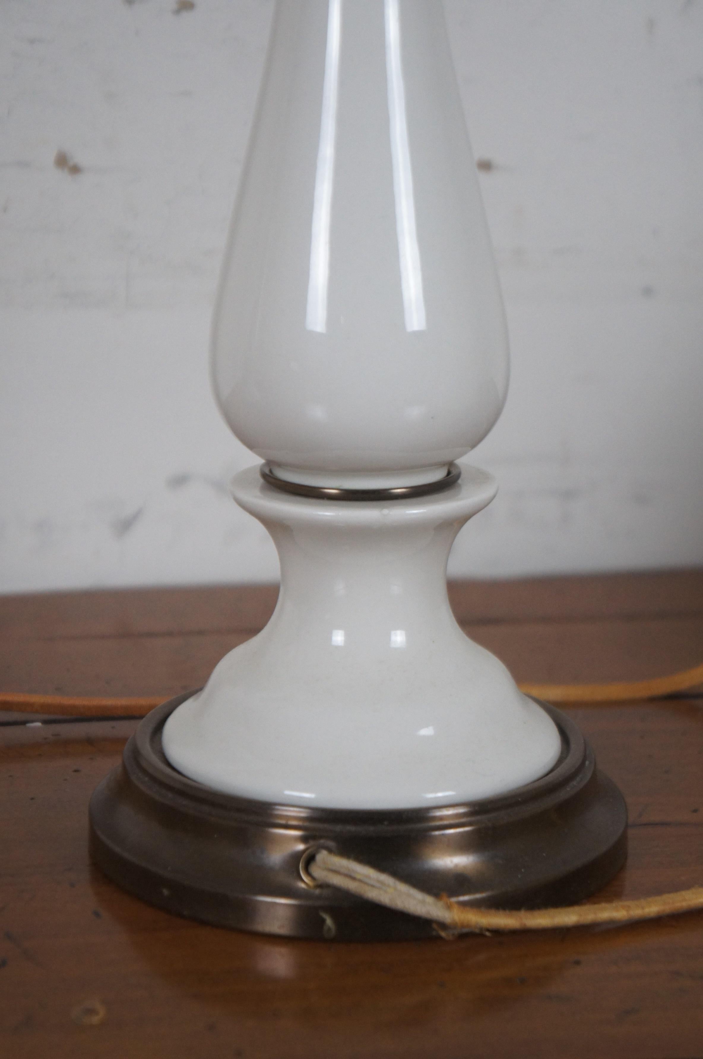 2 Lampes de Coiffeuse en Porcelaine Blanche Kichler du Milieu du Siècle en vente 3
