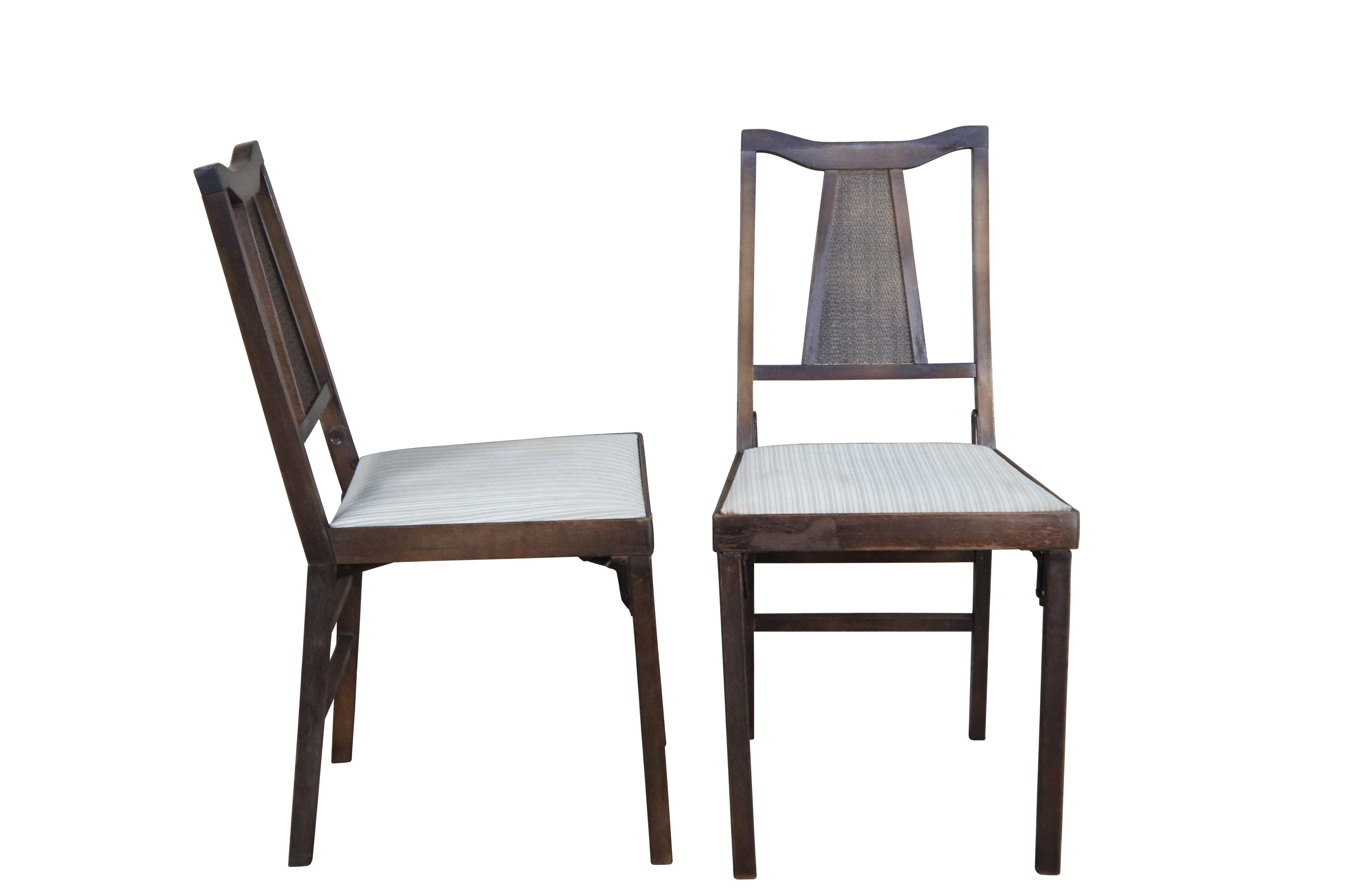 Due sedie laterali pieghevoli Leg-o-Matic della metà del secolo.  Realizzata in noce con schienali in vimini intrecciato e rattan, seduta in vinile e cerniere in metallo. 

Leg-o-Matic era una divisione di Lorraine Ind., Bridgeport Conn. Dagli anni