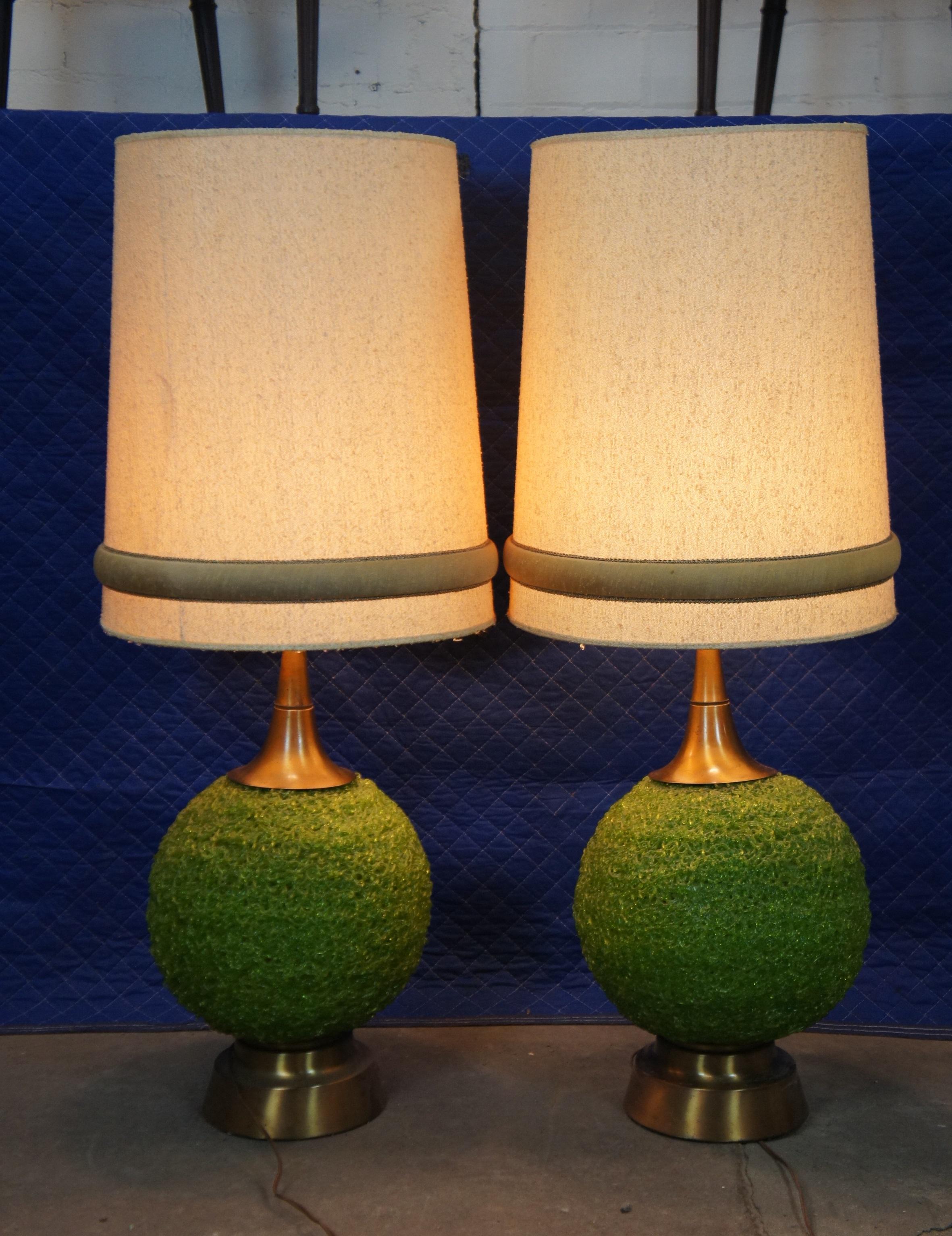 2 Mid-Century Modern Atomic Spun Lucite Green Spaghetti Table Lamps For Sale 4
