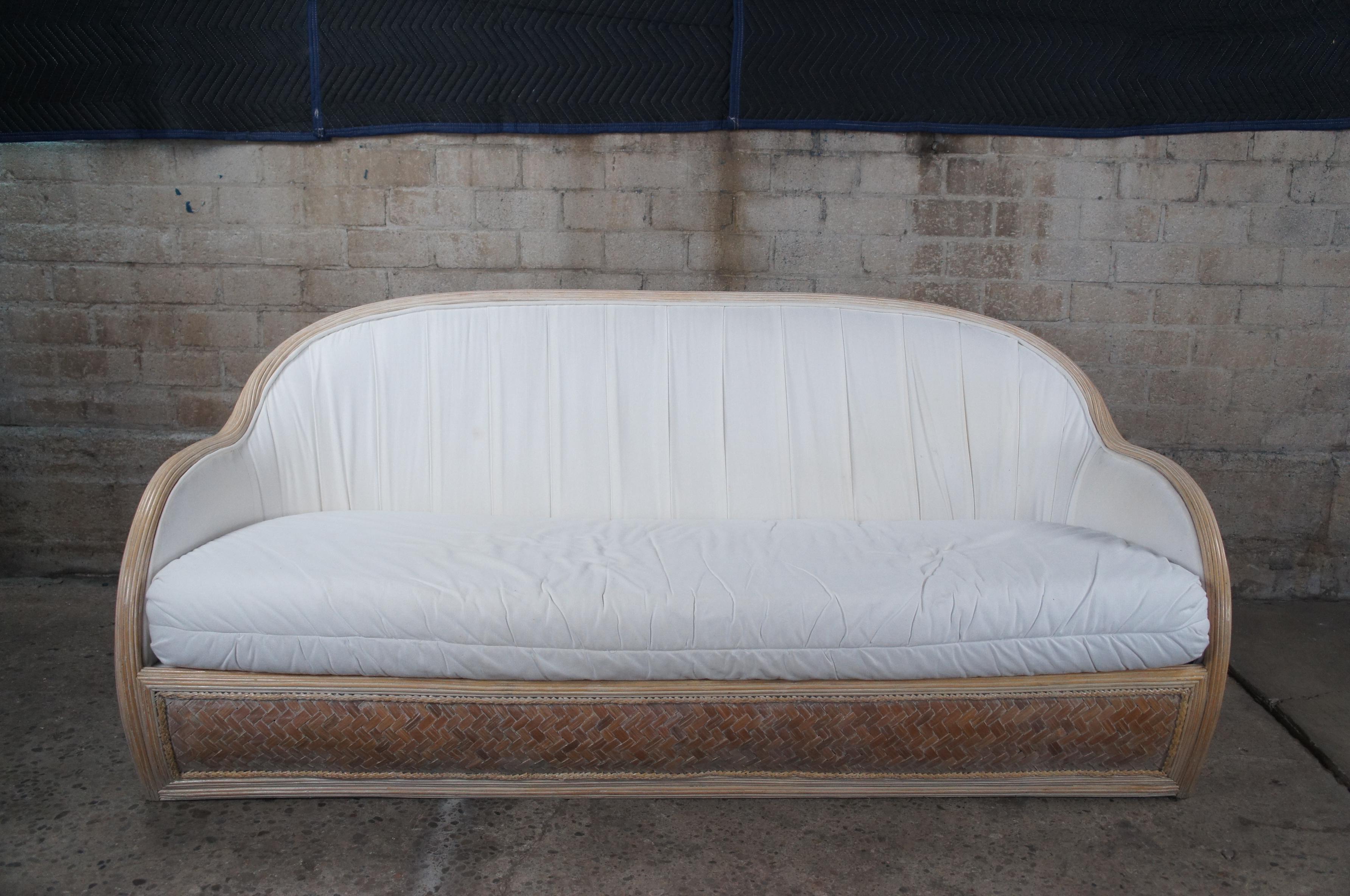 2 Mid-Century-Modern-Sofa aus böhmischem Rattan und gespaltenem Schilf mit Fassrücken, Boho Chic im Angebot 6