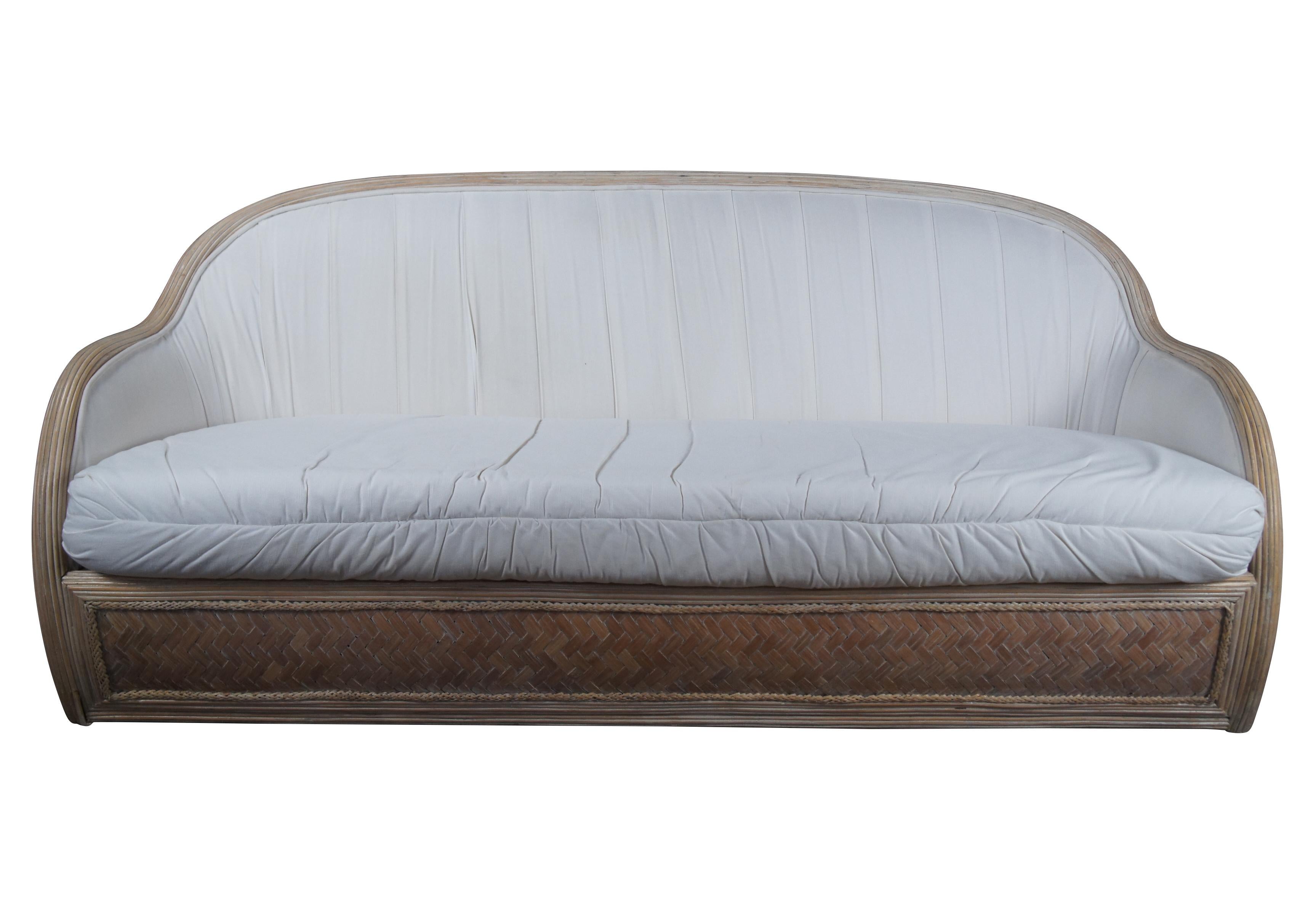 Ein beeindruckendes Vintage-Paar böhmischer Dreisitzer-Sofas mit Fassrücken, circa 1970er Jahre.  Hergestellt aus einem konturierten Rahmen aus gespaltenem Schilfrohr mit geflochtenen Rattanpaneelen.  Mit weißer Polsterung und abnehmbaren Polstern. 