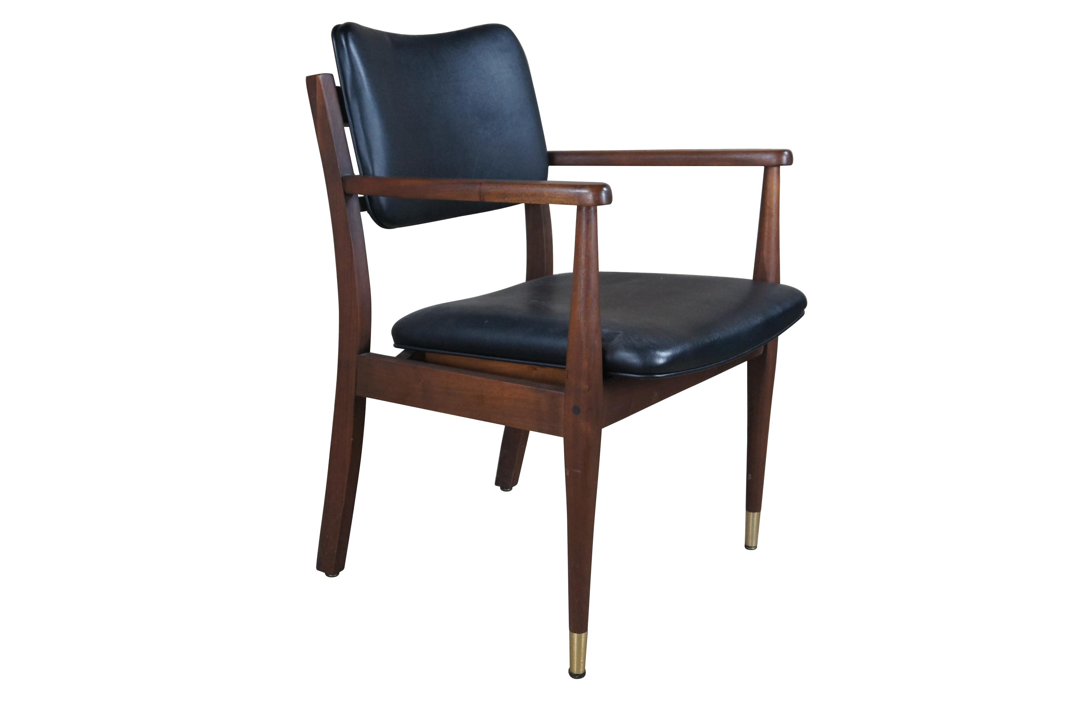 Scandinave moderne 2 fauteuils Gregson de style danois moderne du milieu du siècle dernier, en noyer et cuir en vente