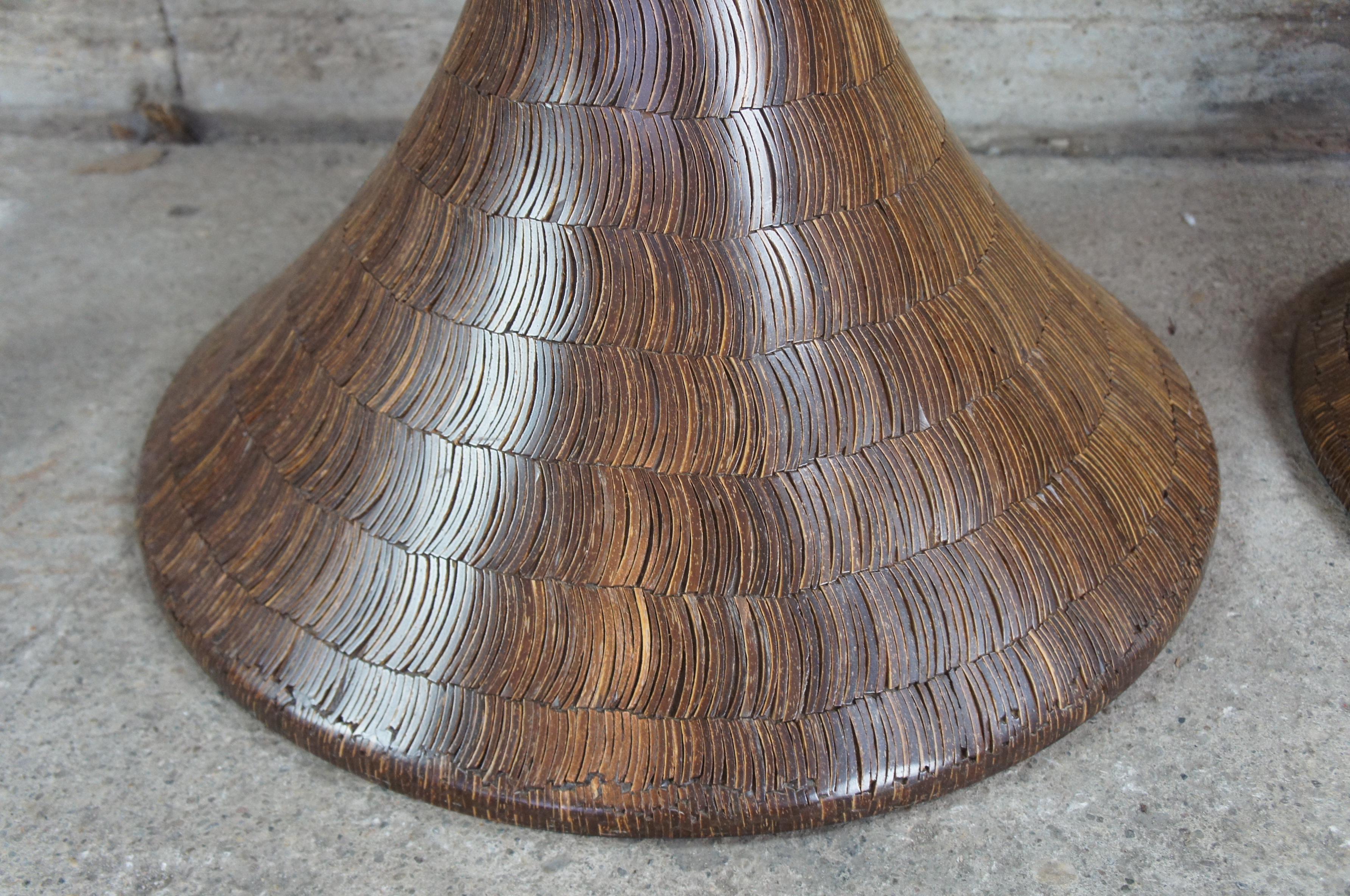 Verre 2 Tables d'appoint à piédestal sculpturales en forme de sablier, Boho Chic, Modernes du Moyen Age en vente