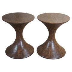 2 Tavolini con piedistallo scultoreo a forma di clessidra della metà del secolo scorso Boho Chic