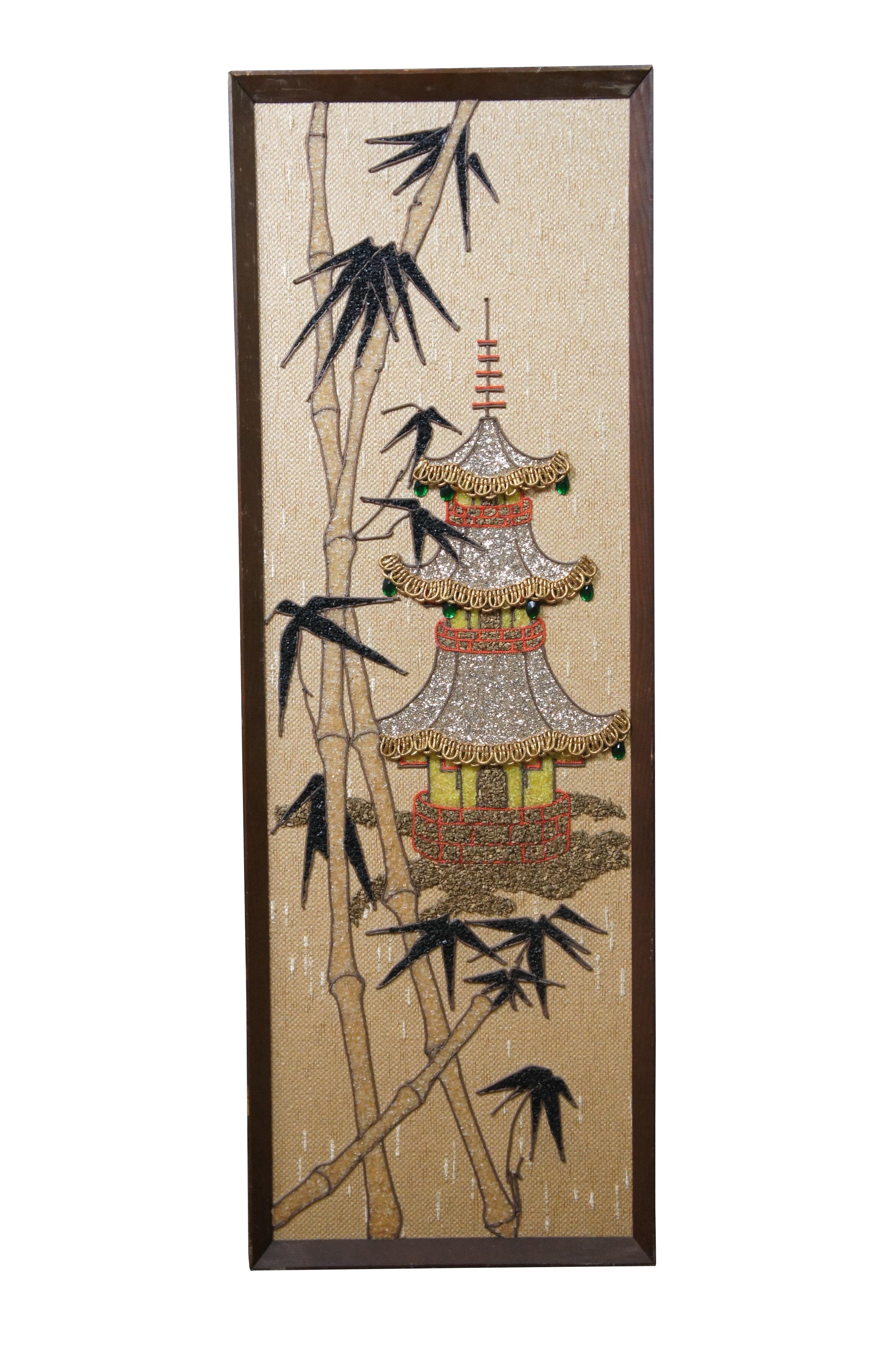 Pareja de adornos de pared modernos de mediados del siglo XX, de hacia 1960, que muestran una pagoda china enmarcada con bambú y un brillante pavo real sobre una rama. Un mosaico chinoiserie de guijarros multicolores, lentejuelas y pedrería,
