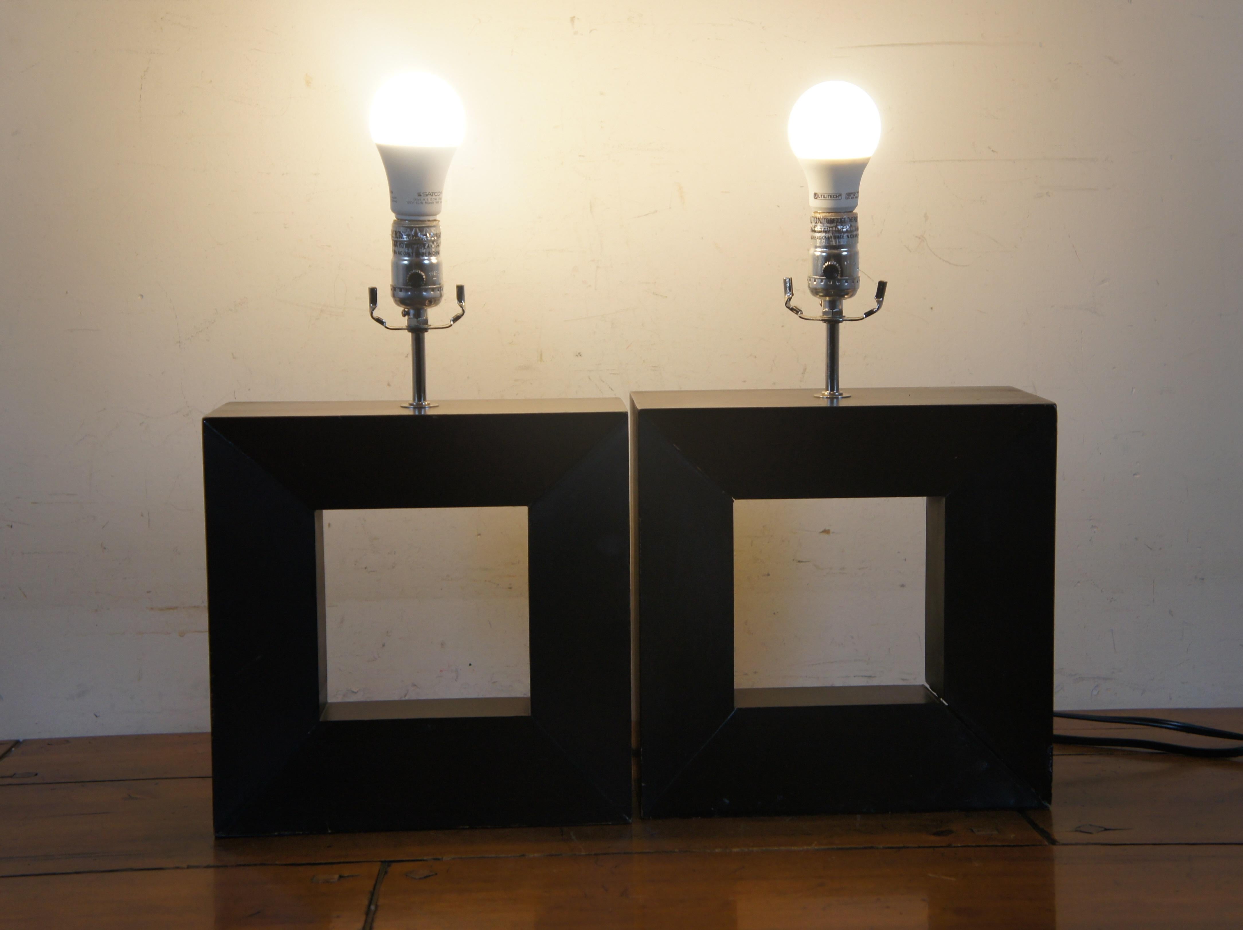 2 Mid-Century Modern-Tischlampen, durchbrochen, quadratisch, geometrisch, geschliffen, Holz 16