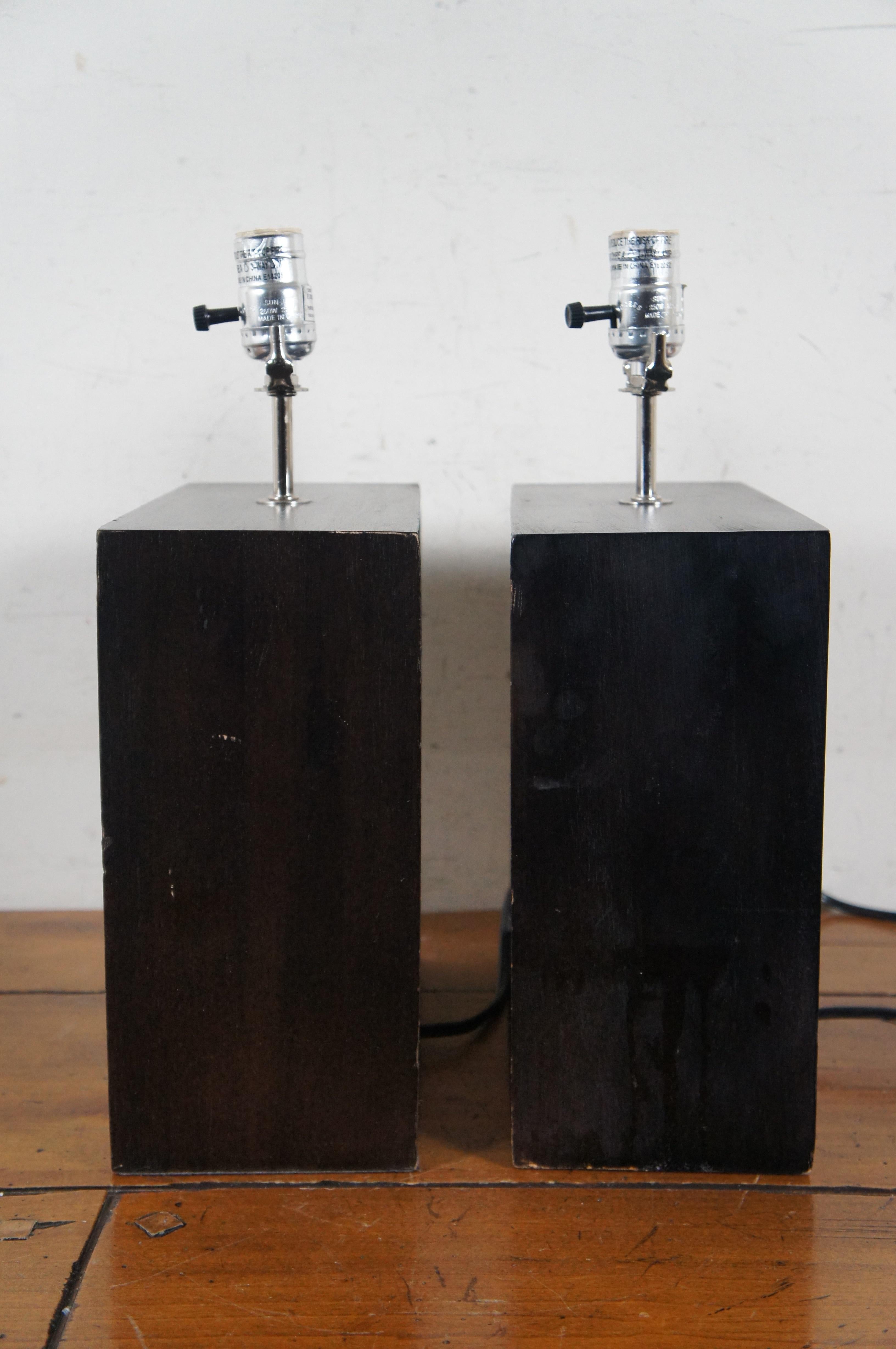 2 Mid-Century Modern-Tischlampen, durchbrochen, quadratisch, geometrisch, geschliffen, Holz 16