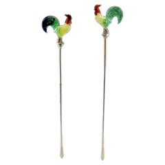 2 Picks da cocktail in argento sterling e smalto a forma di gallo della metà del secolo scorso