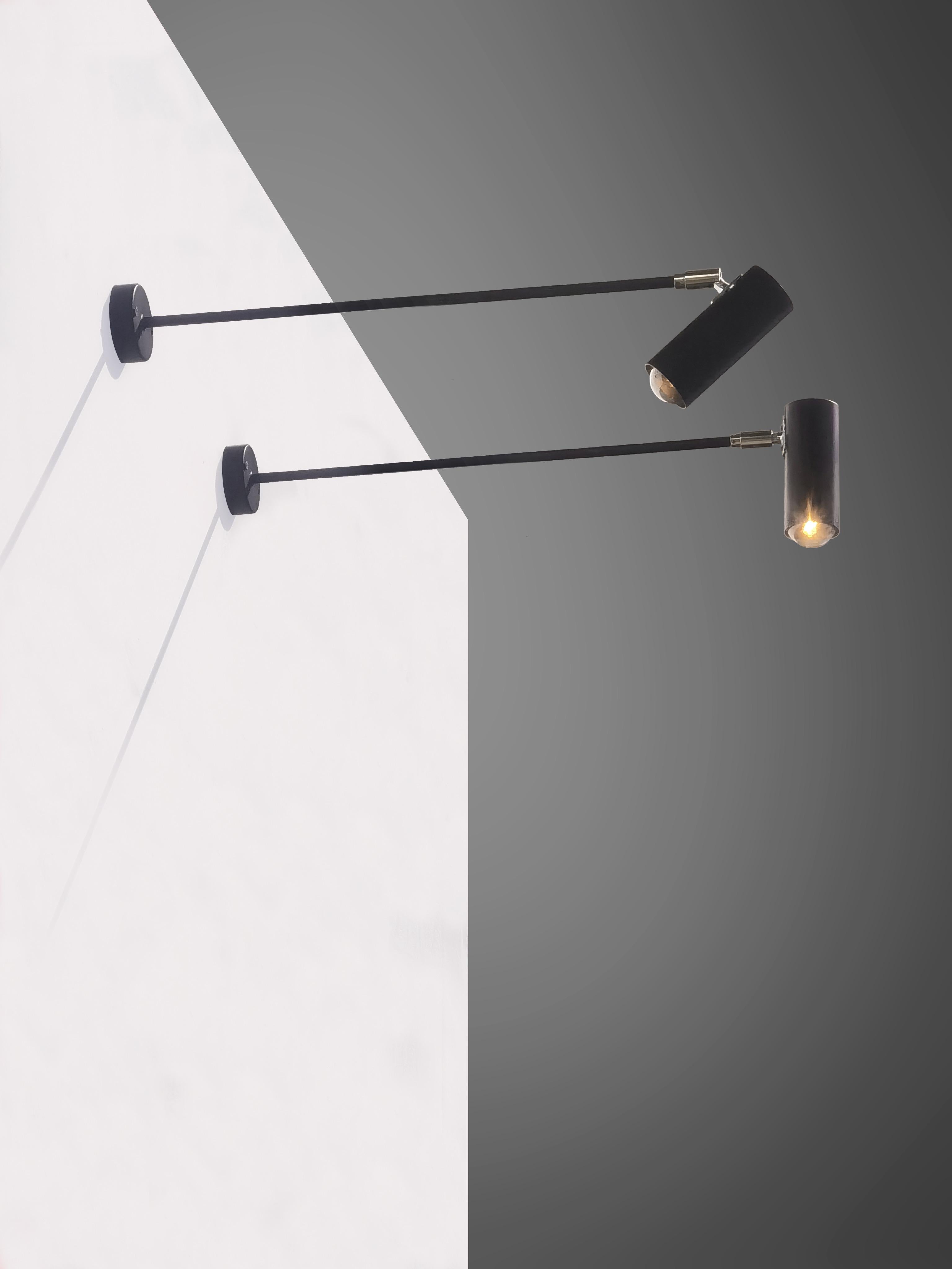 Un par minimalista (de un conjunto de 4 blancos + 2 negros) de brazos de pared orientables, modernistas de mediados de siglo, al estilo del emblemático modelo 