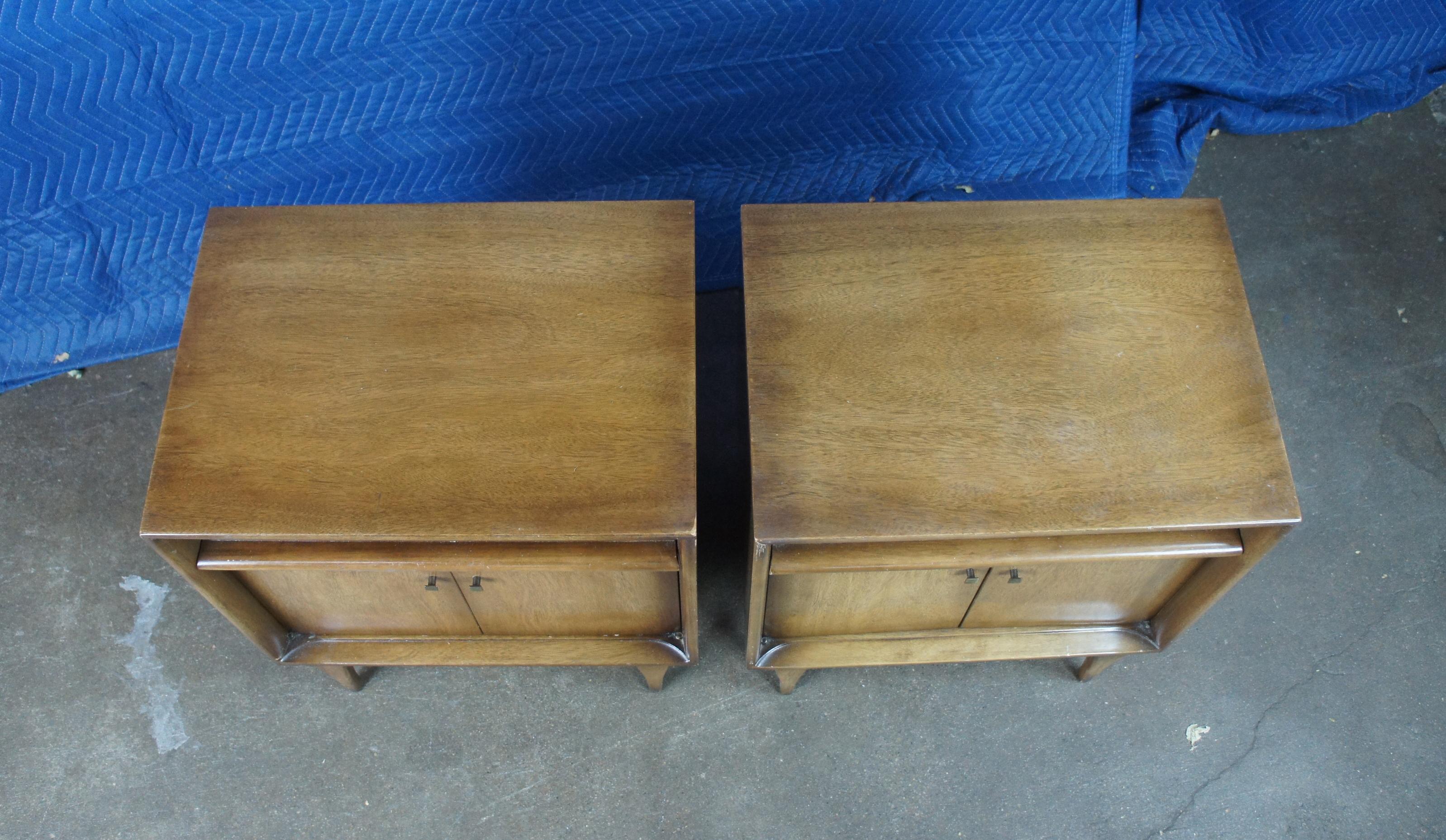 20th Century 2 Mid-Century Modern Walnut Red Lion Table Co. Nightstands Side Table Cabinets