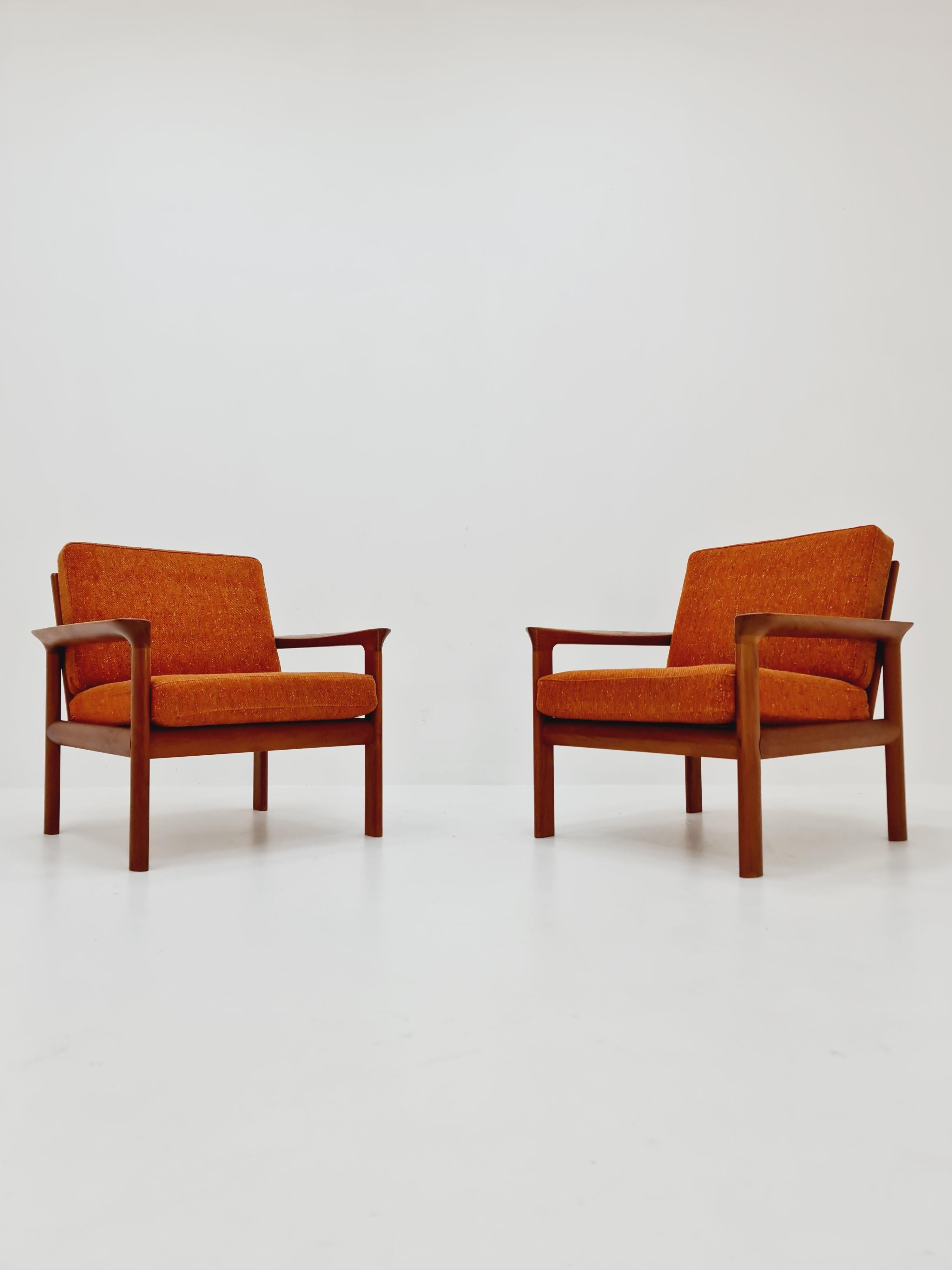 Mid century teak easy lounge chairs by Sven Ellekaer for Komfort, Set of 2, 1960s


It is in great condition. However, as with all the vintage items some minor wear marks should be expected. The upholstery is in good condition and the chairs are