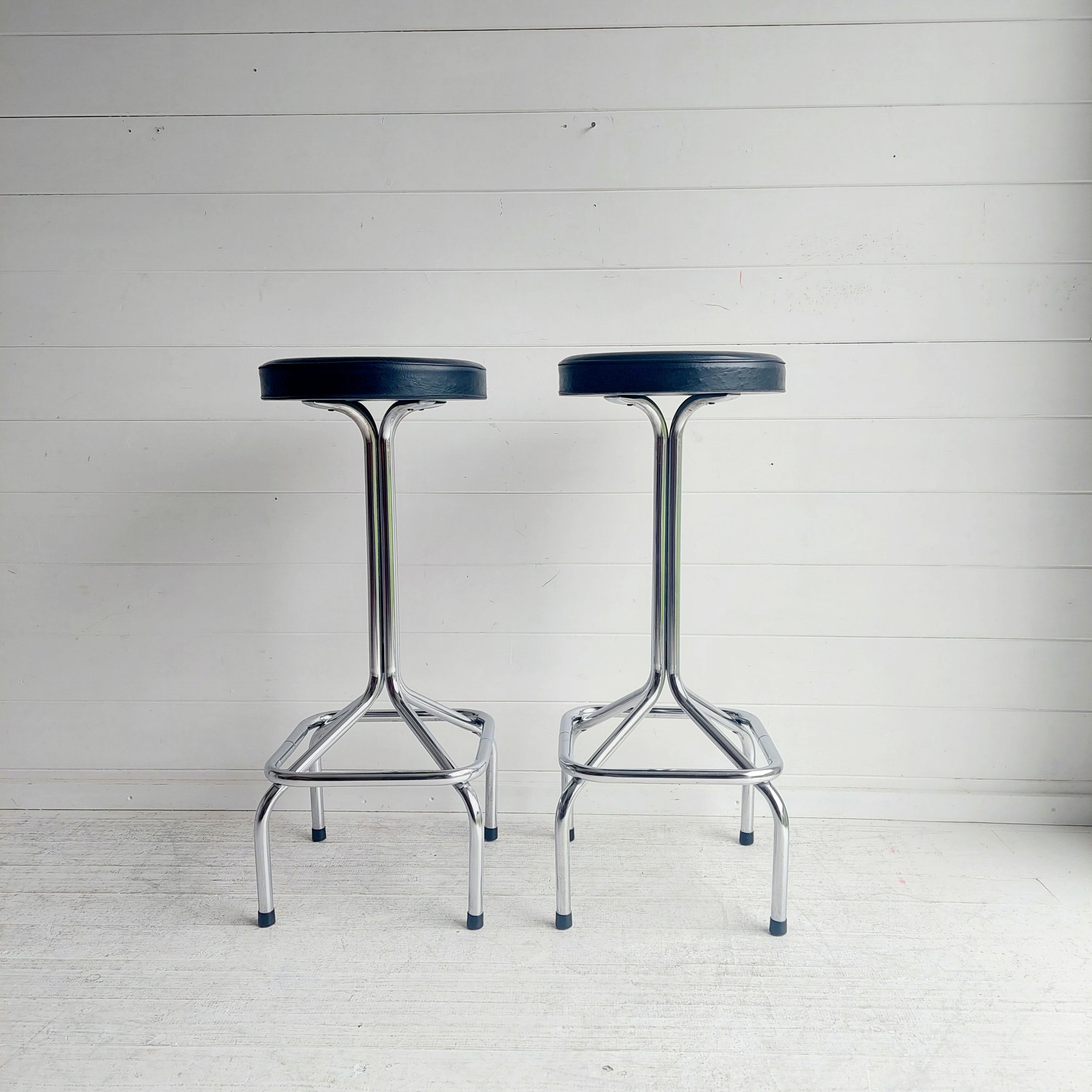  2 Mid Century Vintage Chrome and vinyl Dutch Bar Kitchen Stools 1950s 1960s In Good Condition For Sale In Leamington Spa, GB