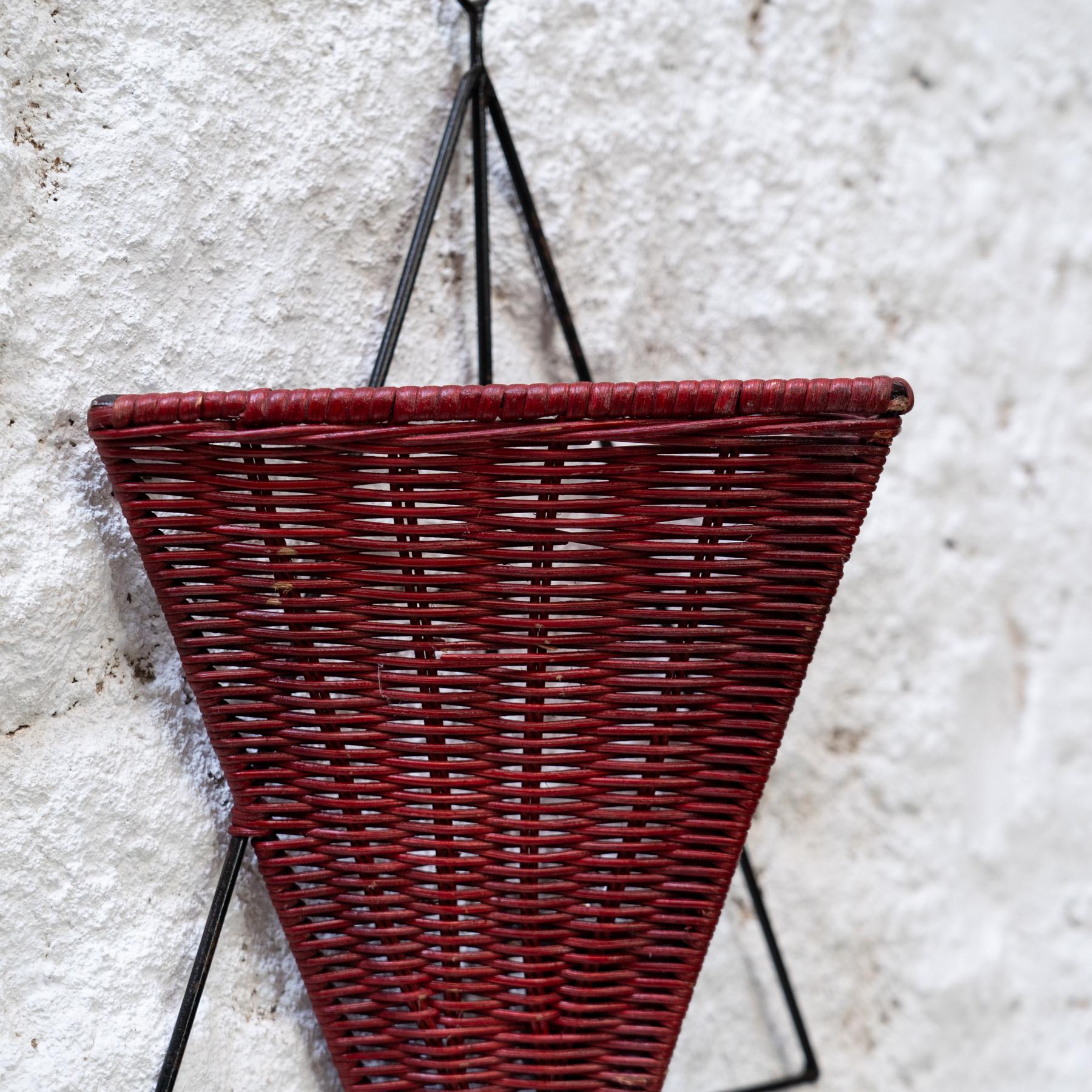 Milieu du XXe siècle 2 Mid Century Wall Sconces in Iron and Rattan (1960) en vente