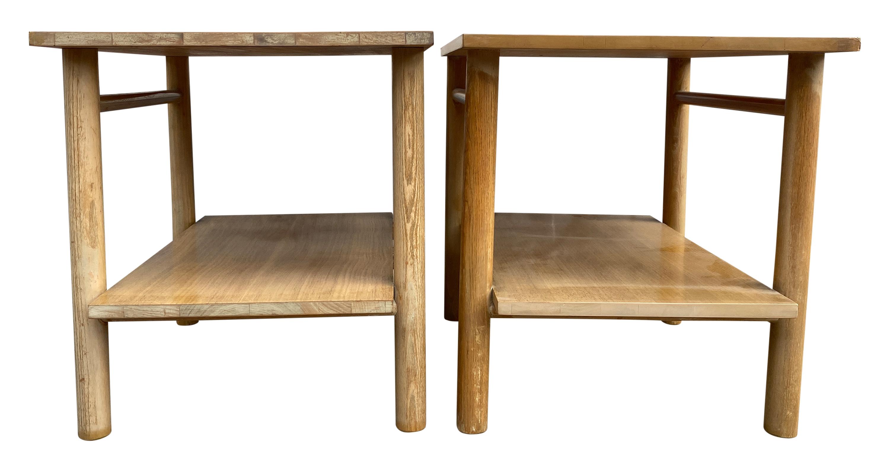 (2) midcentury modern simple white oak end side bedside tables nightstands - Très propre. Bois massif. Fabriqué aux États-Unis. Le haut et le bas de l'étagère sont constitués de simples pieds ronds en goujon.