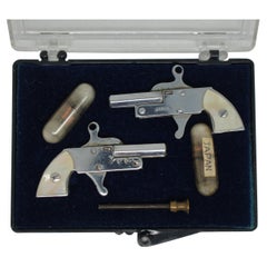 2 Miniatur Perlmutt Spielzeug Pin Fire Cap Gun Pistole Schlüsselanhänger Japan Uhrenanhänger