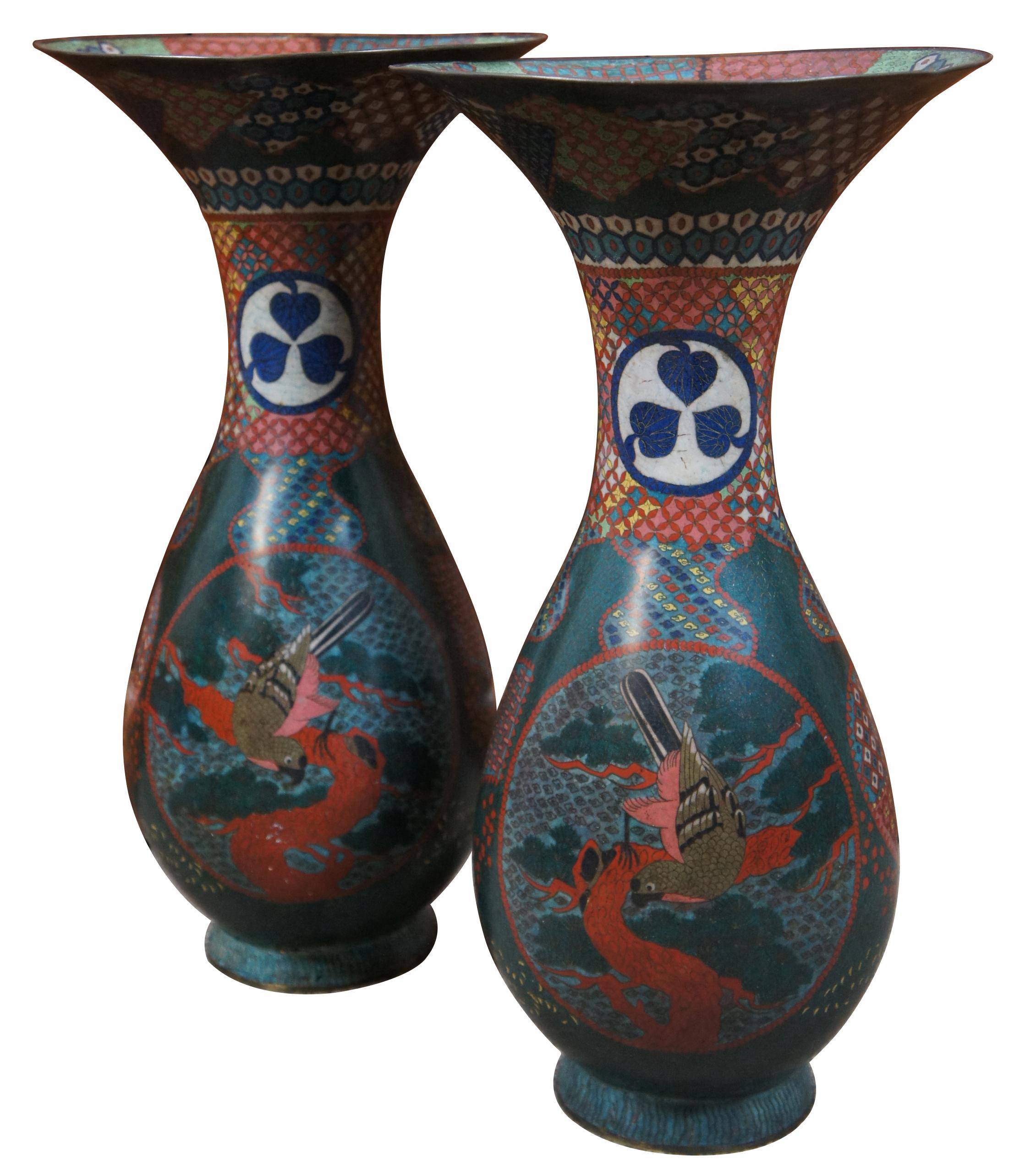 Paire de vases monumentaux en cloisonné émaillé de Kaji Tsunekichi à large bouche évasée, décorés de motifs floraux complexes rouges et verts, de papillons et d'oiseaux. Chacun d'entre eux est lourdement travaillé avec des détails méticuleux.

La