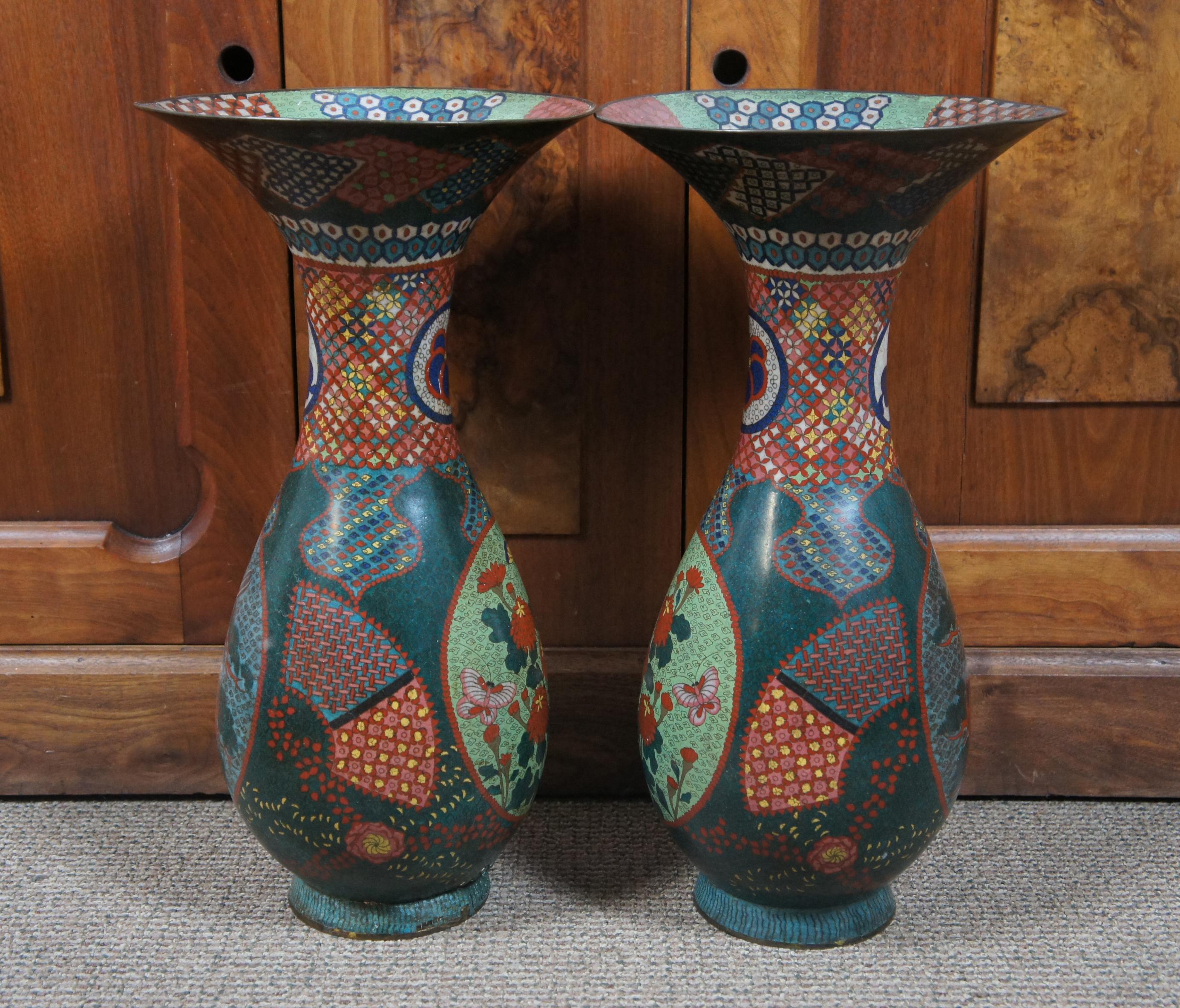 2 Monumenal Kaji Tsunekichi Antique Japanese Cloisonne Vases Mantel Urn Pair In Good Condition For Sale In Dayton, OH