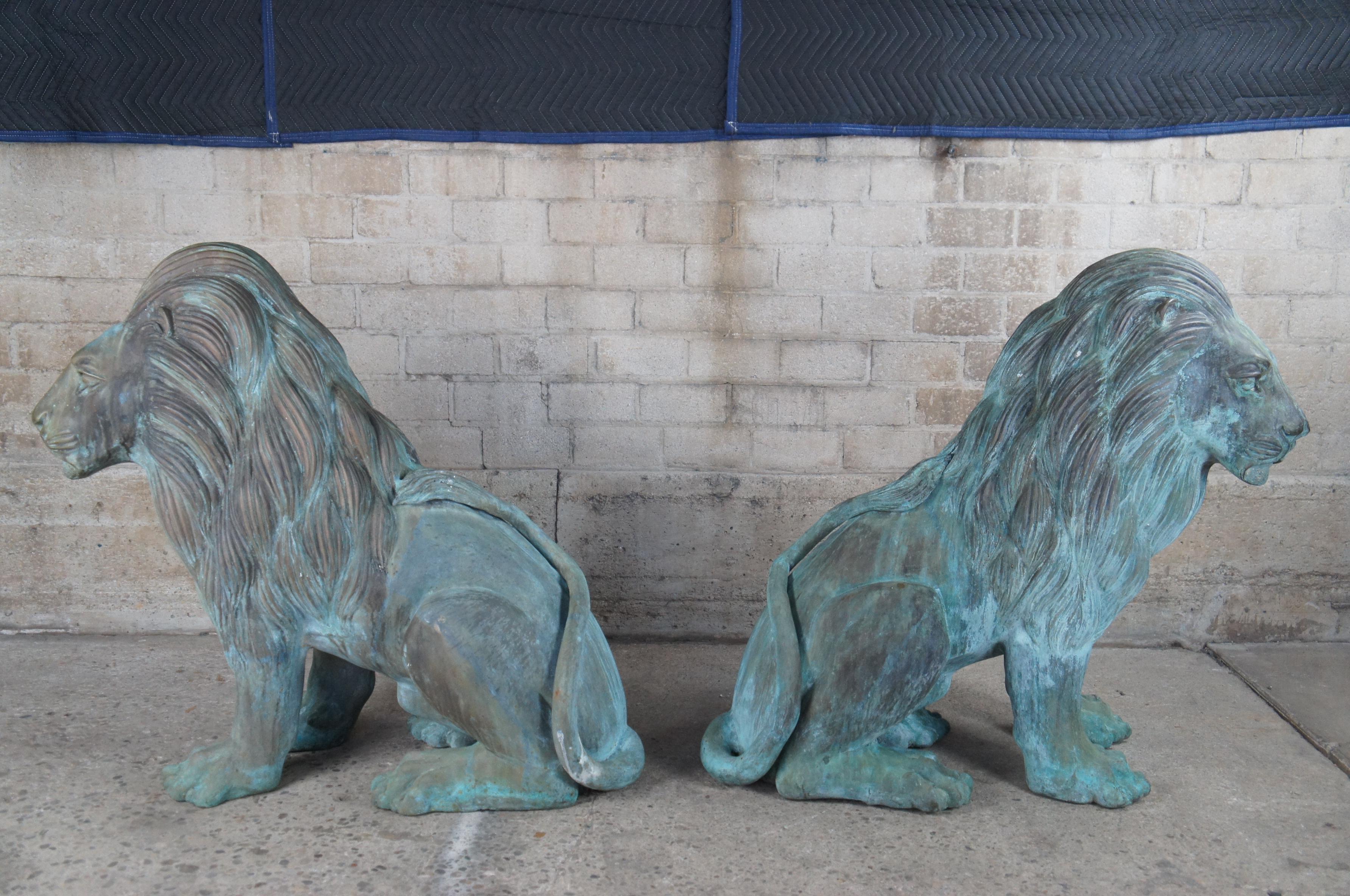 2 statues monumentales de lions d'extérieur en bronze vert-de-gris d'entrée gardiens de 44 pouces en vente 1