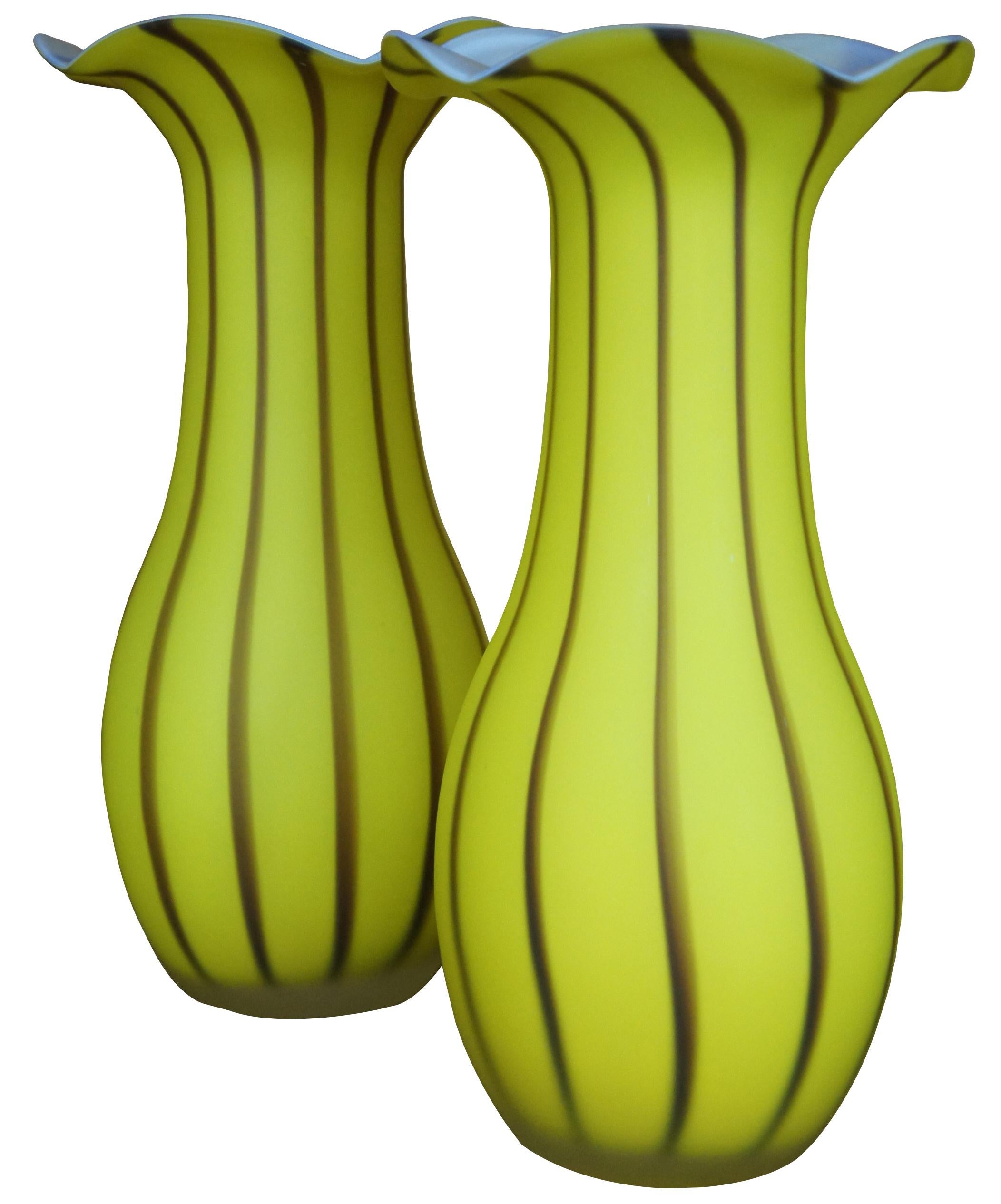 Paire de vases en verre satiné rayé jaune et brun, fabriqués dans un studio de Murano, avec un bord supérieur ébouriffé.
   