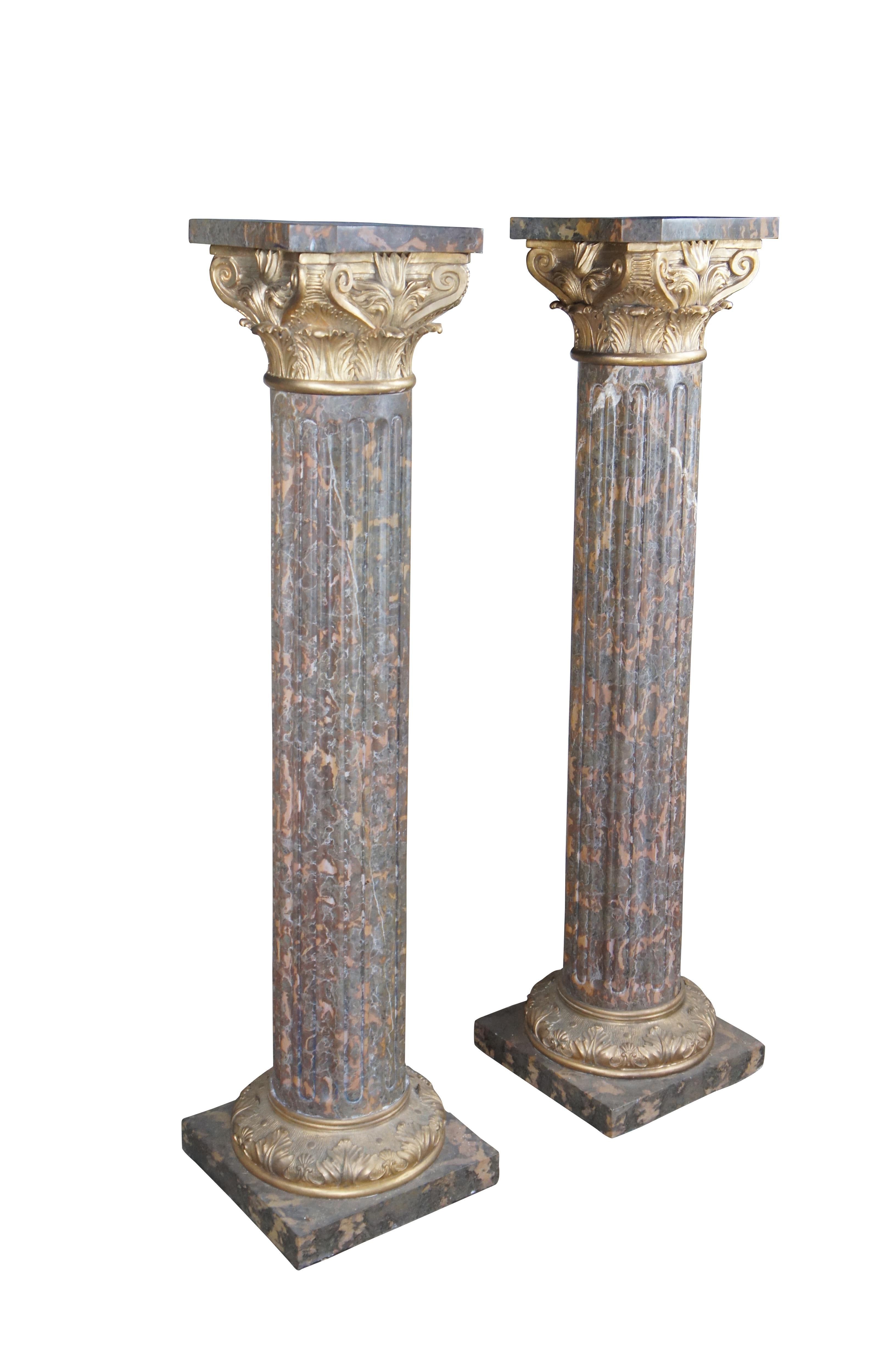 Paire de socles à colonnes classiques de style Napoléon III. Fabriqué en marbre Tiger Gold et en bronze doré. Le plateau est en forme avec un chapiteau à volutes d'acanthe sur un centre cannelé fixé sur une base carrée avec un relief de feuillage en