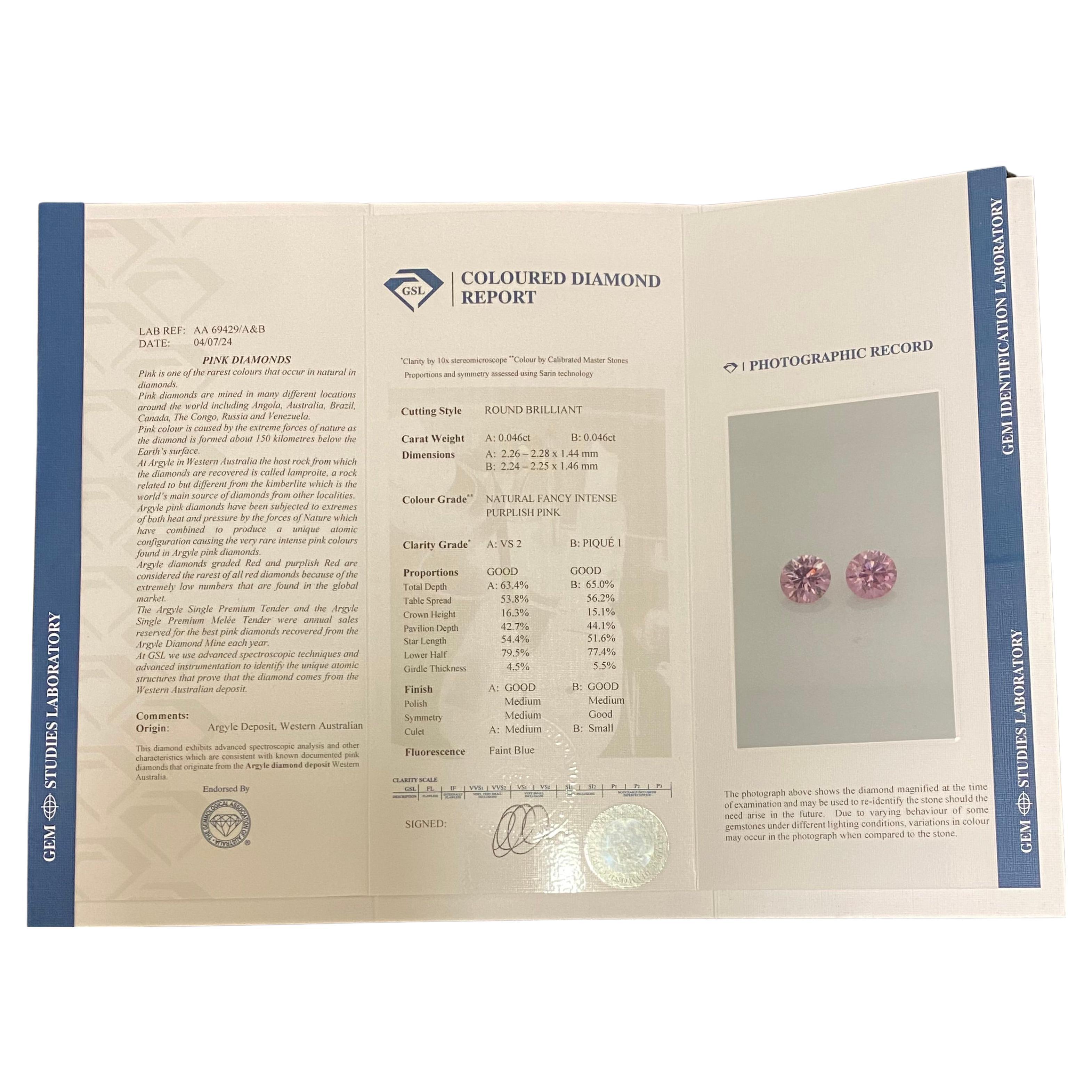 Una coppia di diamanti naturali Argyle Fancy rosa intenso taglio brillante rotondo:

A: 0,046 carati (2,26 - 2,28 x 1,44 mm), VS2 
B: 0,046 ct (2,24 - 2,25 x 1,46 mm), P1  

Grado di colore: Nature Fancy Rosa violaceo intenso 
Proporzioni: Buone