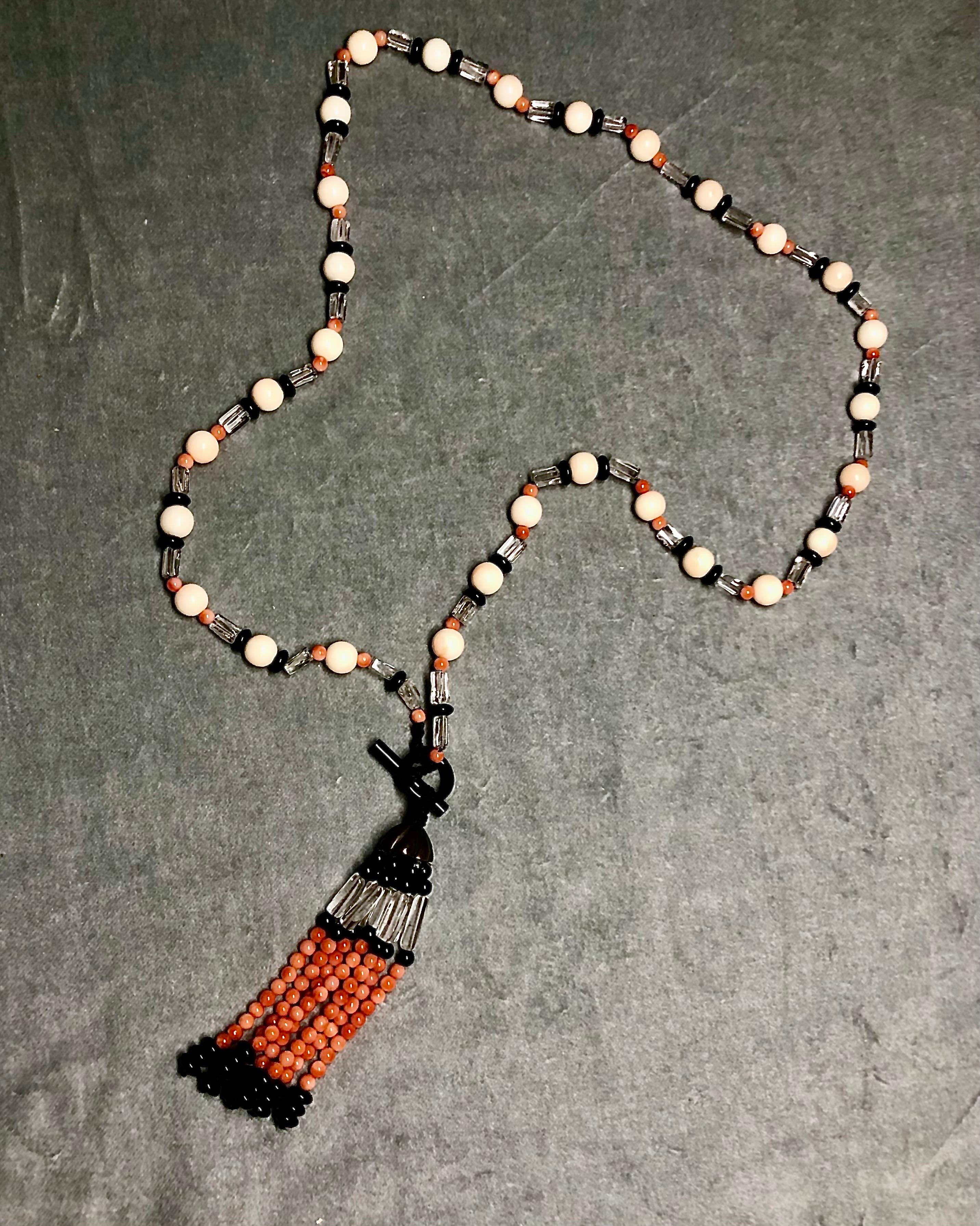 2 Halskette: Rot-orangefarbene Korallenperlen, schwarzer Onyx, Bergkristallröhren mit silberner Umhängetasche (Perle) im Angebot