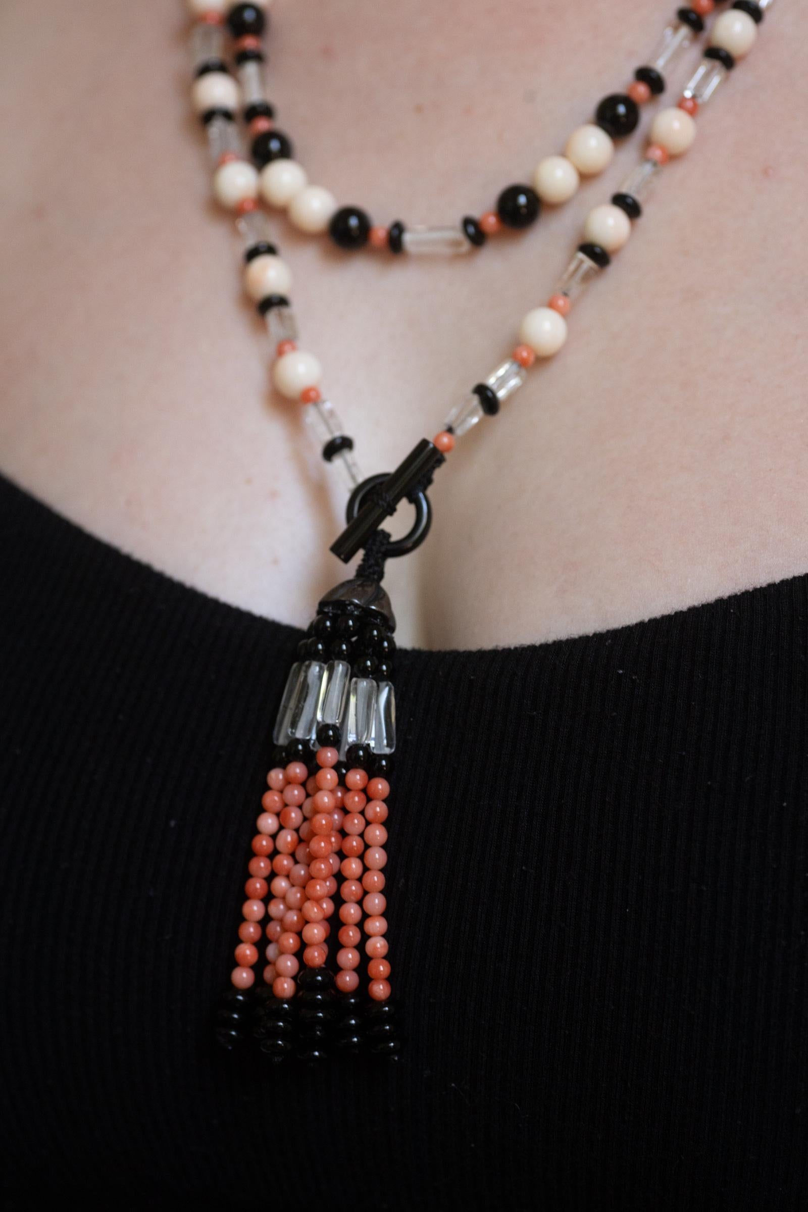 2 Collana: Perline di corallo rosso-arancio, onice nero, tubi di cristallo di rocca con cappuccio d'argento in vendita 1