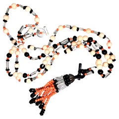 2 Halskette: Rot-orangefarbene Korallenperlen, schwarzer Onyx, Bergkristallröhren mit silberner Umhängetasche