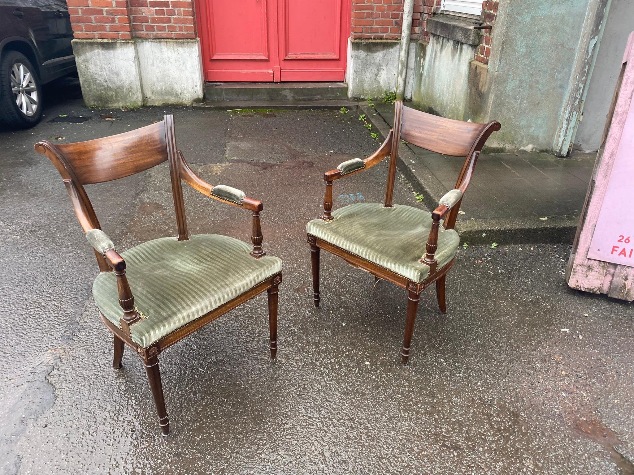 2 Neo classic armchairs, circa 1950 
A restaurer complètement.