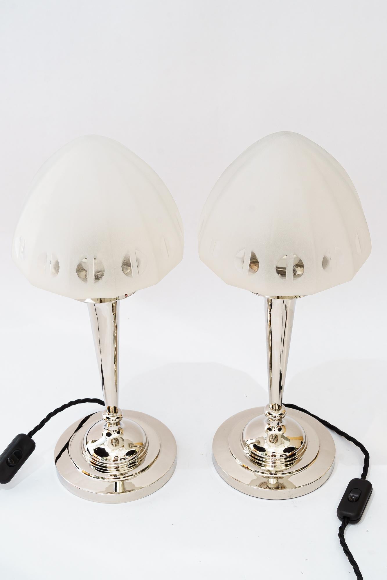2 lampes de table Art déco nickelé viennoise vers les années 1920
Laiton nickelé
Abat-jours originaux en verre taillé à la main