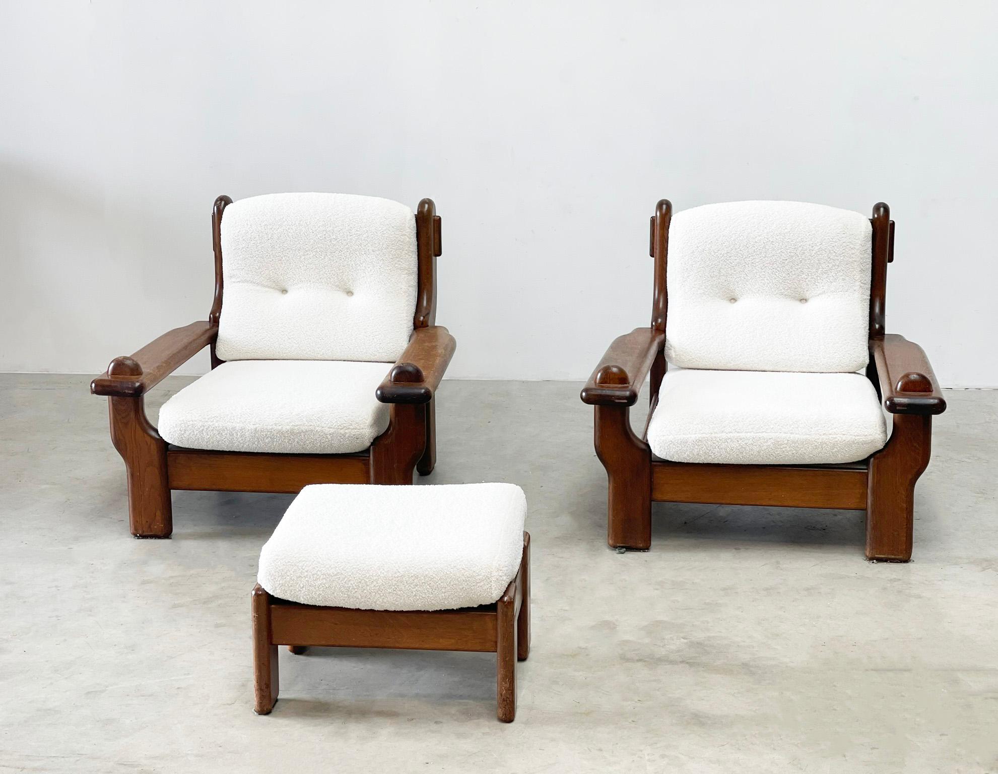 2 oak brutalist french lounge chairs with boucle and ottoman In Excellent Condition For Sale In Nijlen, VAN