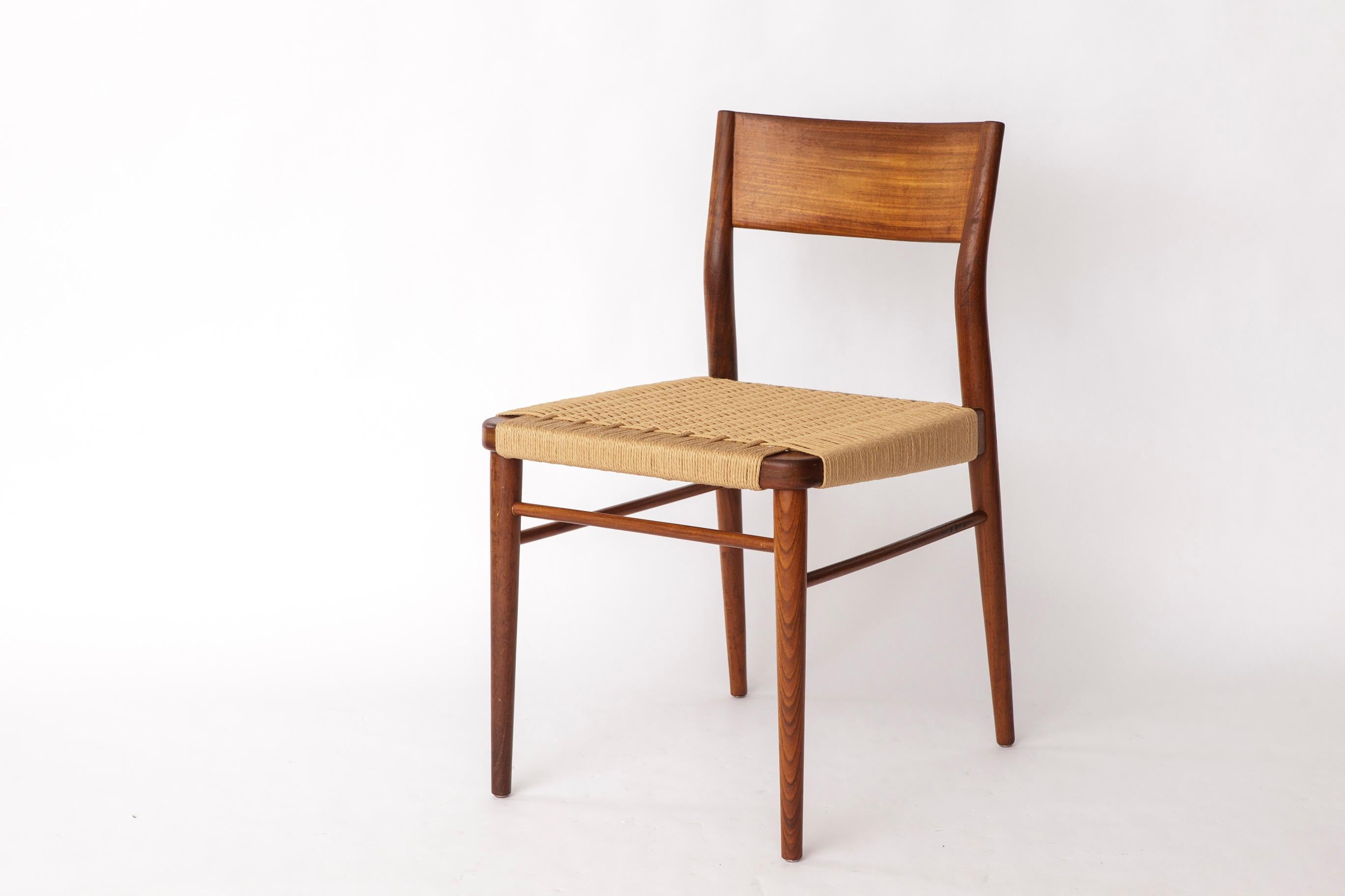 Paire de rares chaises de salle à manger du milieu du siècle par Georg Leowald pour Wilkhahn, Allemagne - Modèle 351 (années 1960)

Intemporelle et raffinée, cette paire de chaises de salle à manger du milieu du siècle a été conçue par l'architecte