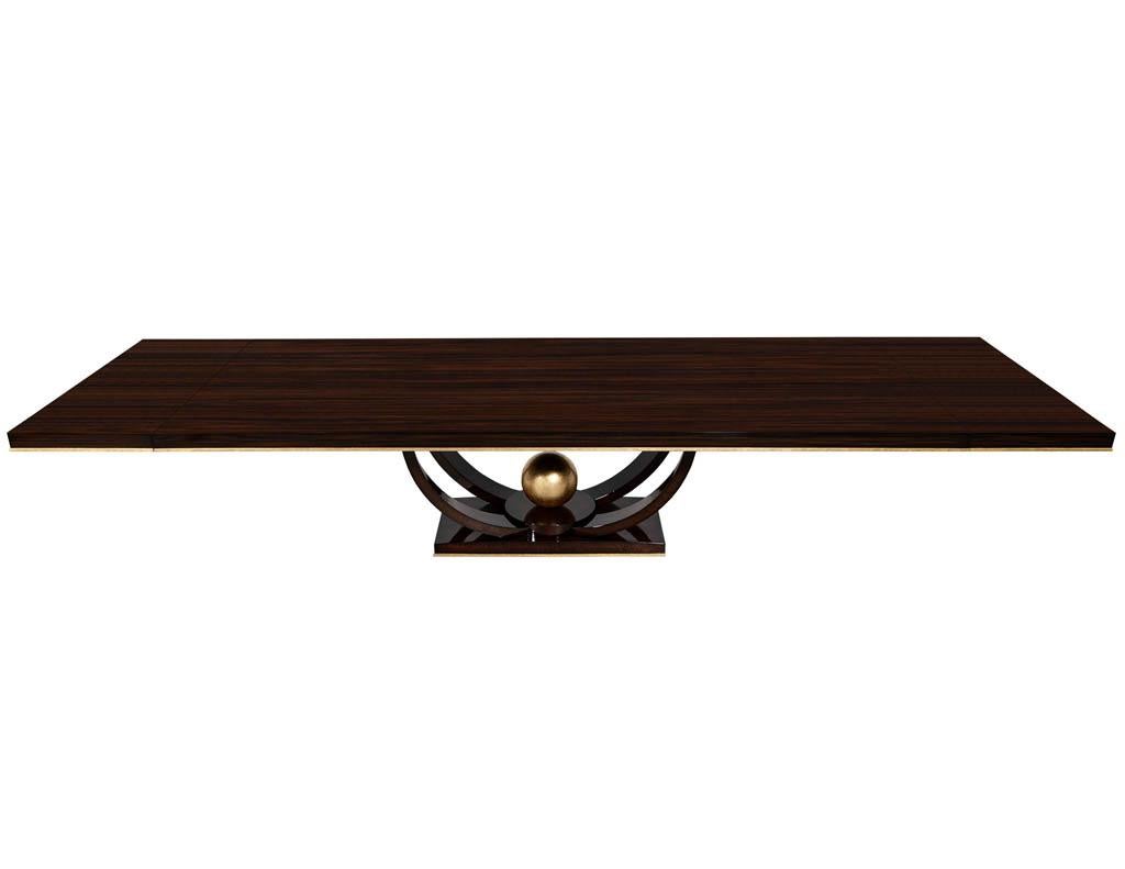 Saldo final a pagar una vez finalizado el pedido.

Mesa de comedor de Macassar inspirada en el Art Déco y hecha a medida con pan de oro. Esta magnífica mesa de comedor se fabrica a medida y artesanalmente aquí, en el taller Carrocel. Con chapas de