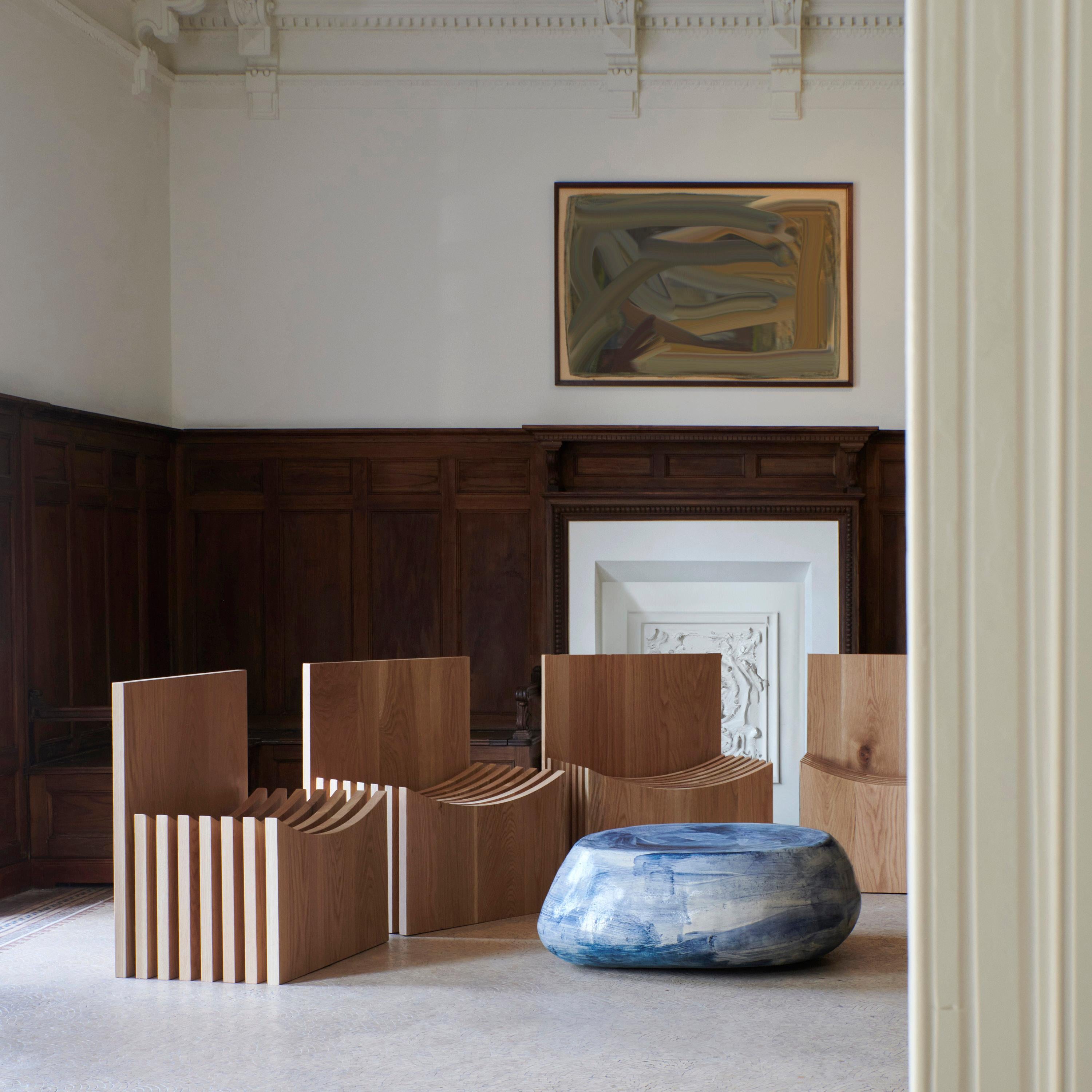 Table basse en céramique, conçue en 2024.

Table basse en céramique sculptée à la main avec une forme organique fabriquée dans l'atelier de céramique interne de Project 213A et finie avec une glaçure personnalisée.
Chaque pièce est unique en raison