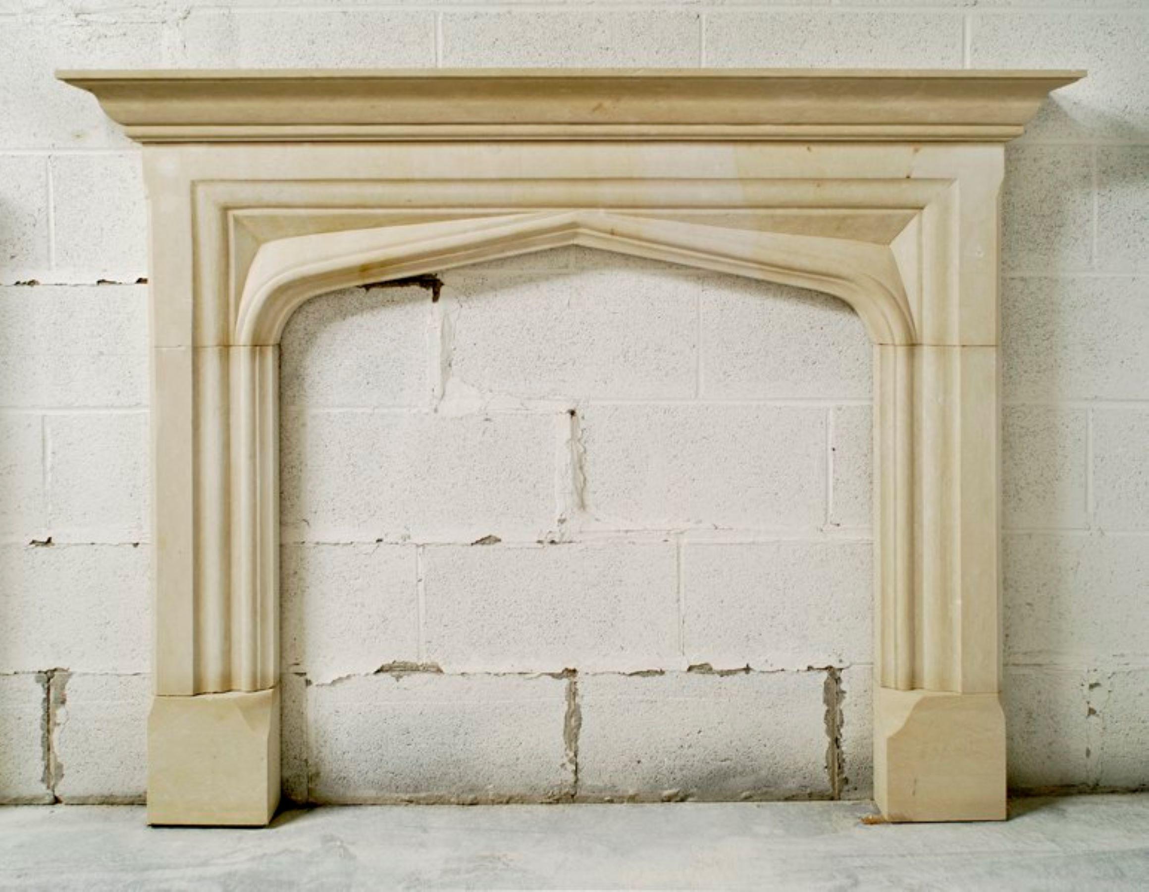 Der Kamin aus Stuart-Stein mit seiner traditionellen Spitzbogenöffnung und den dreieckigen Zwickeln auf beiden Seiten des Bogens erinnert an die klassische Tudor-Design-Ära des 16. Unser Tudor-Kamin beginnt mit Blocksockeln, die an den Innenecken