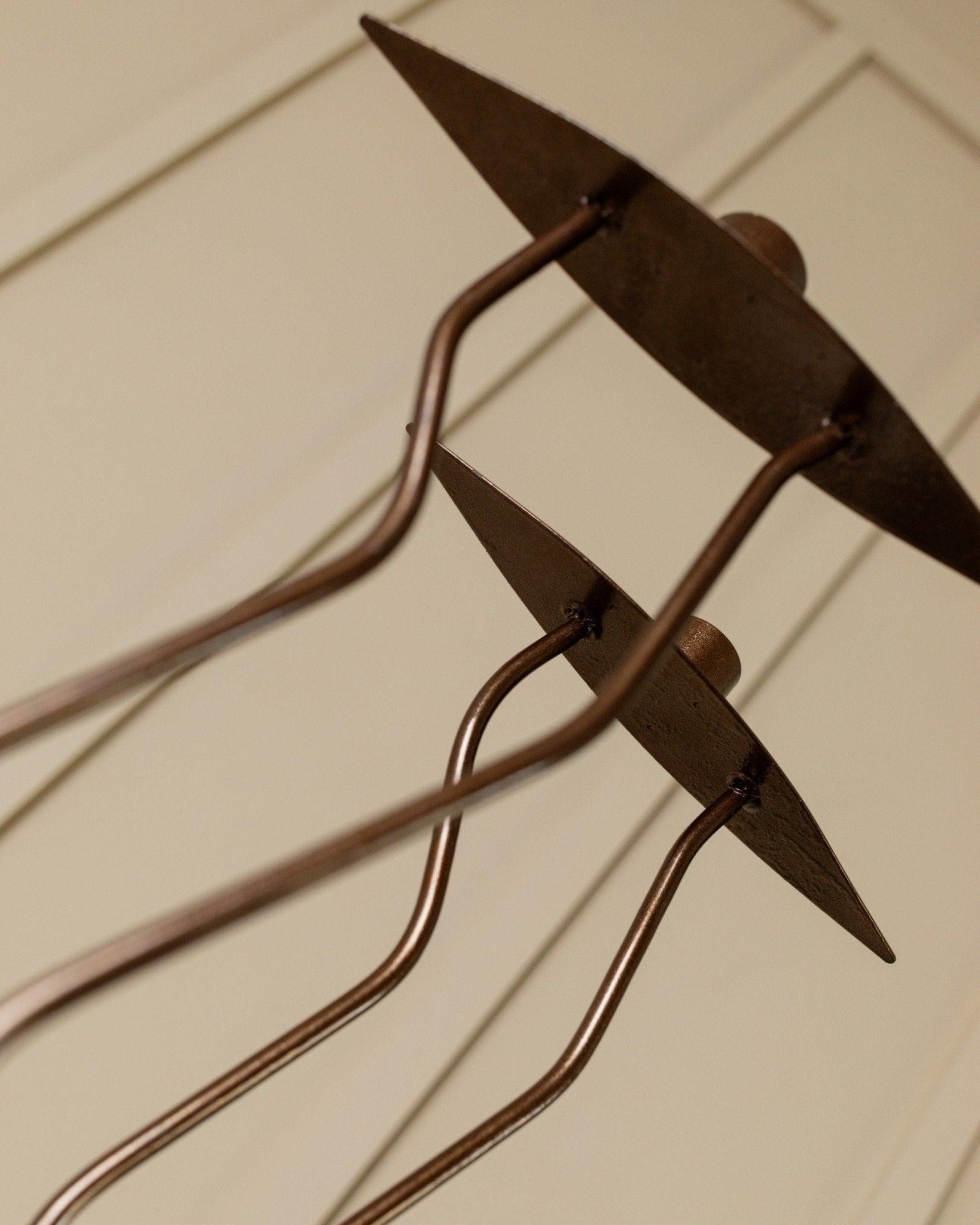 Postmoderno 2 di 4 Candelieri in metallo a forma di Zigzag, Italia, anni '90 in vendita