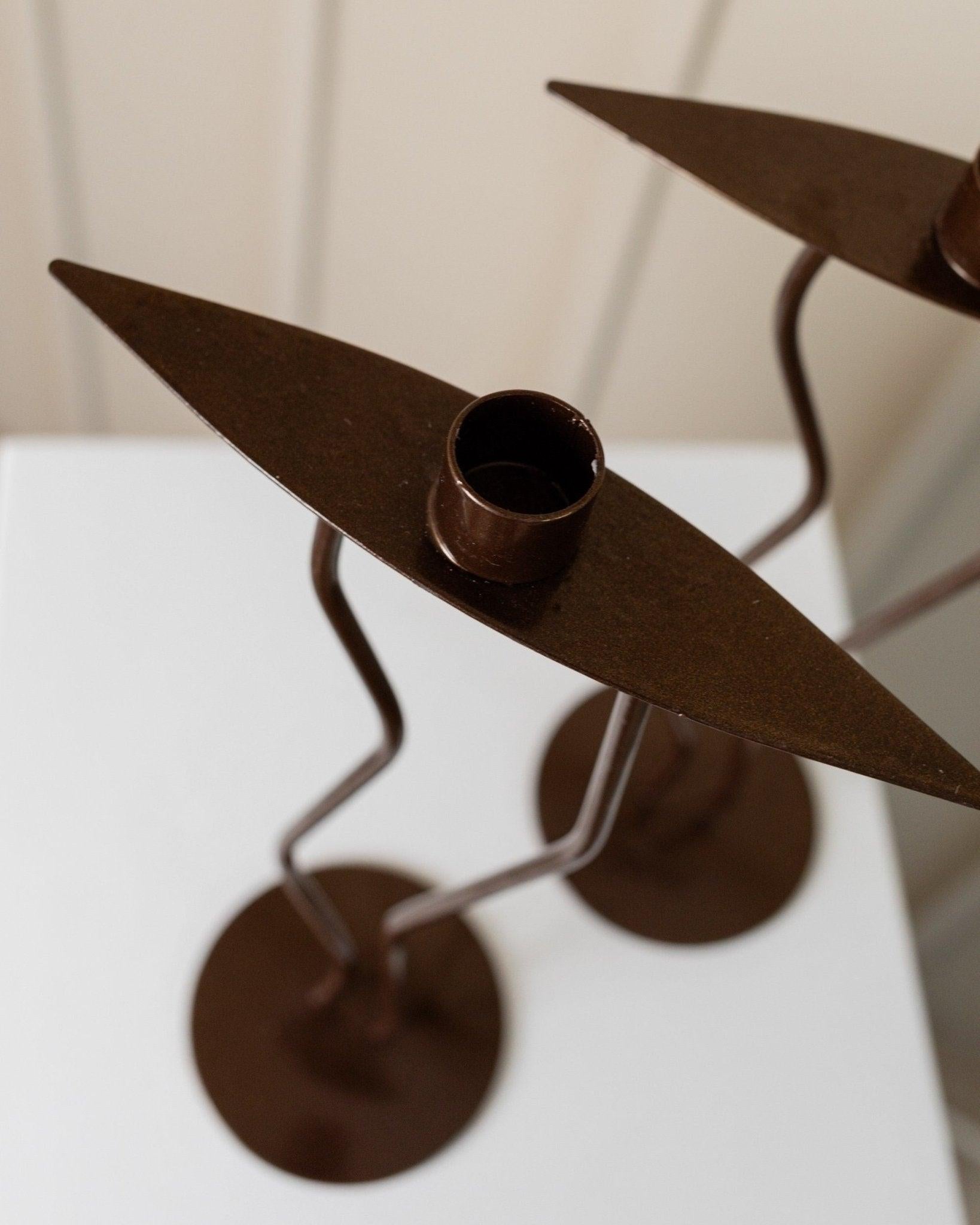 Italiano 2 di 4 Candelieri in metallo a forma di Zigzag, Italia, anni '90 in vendita