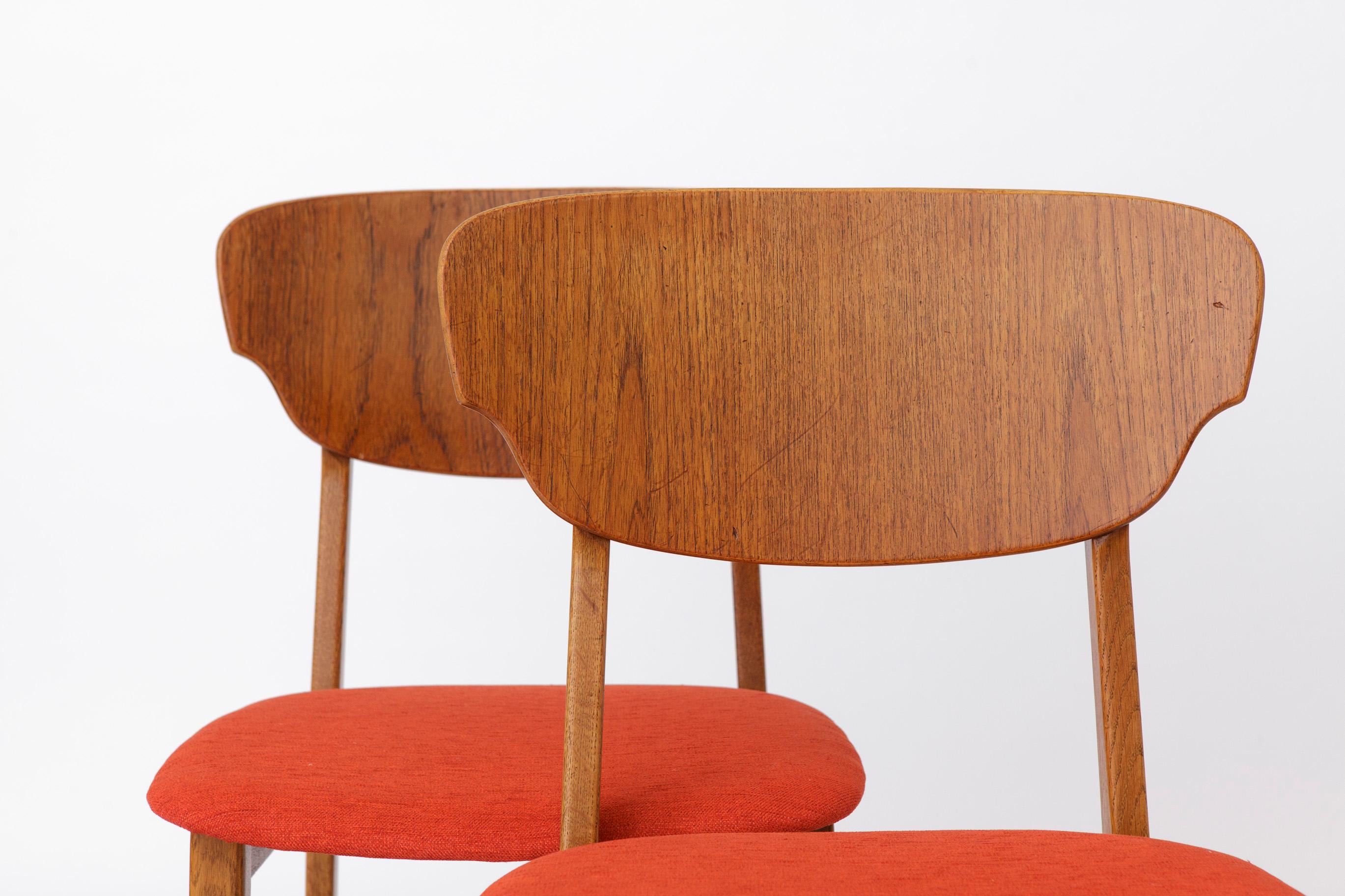 Bel ensemble de 4 chaises de salle à manger des années 1960 en teck et chêne. 
Fabricant danois inconnu. 
Le prix affiché est celui d'une paire. Deux paires sont disponibles. 

Cadre en chêne robuste avec partie arrière en teck. Voir les photos.