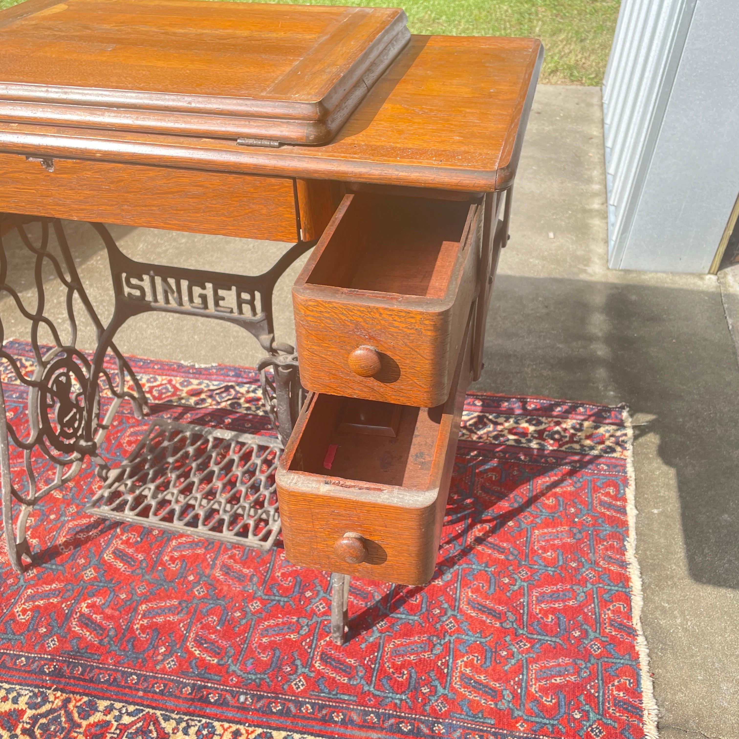 20th Century Vintage Singer Sewing Machine - Work Table For Sale