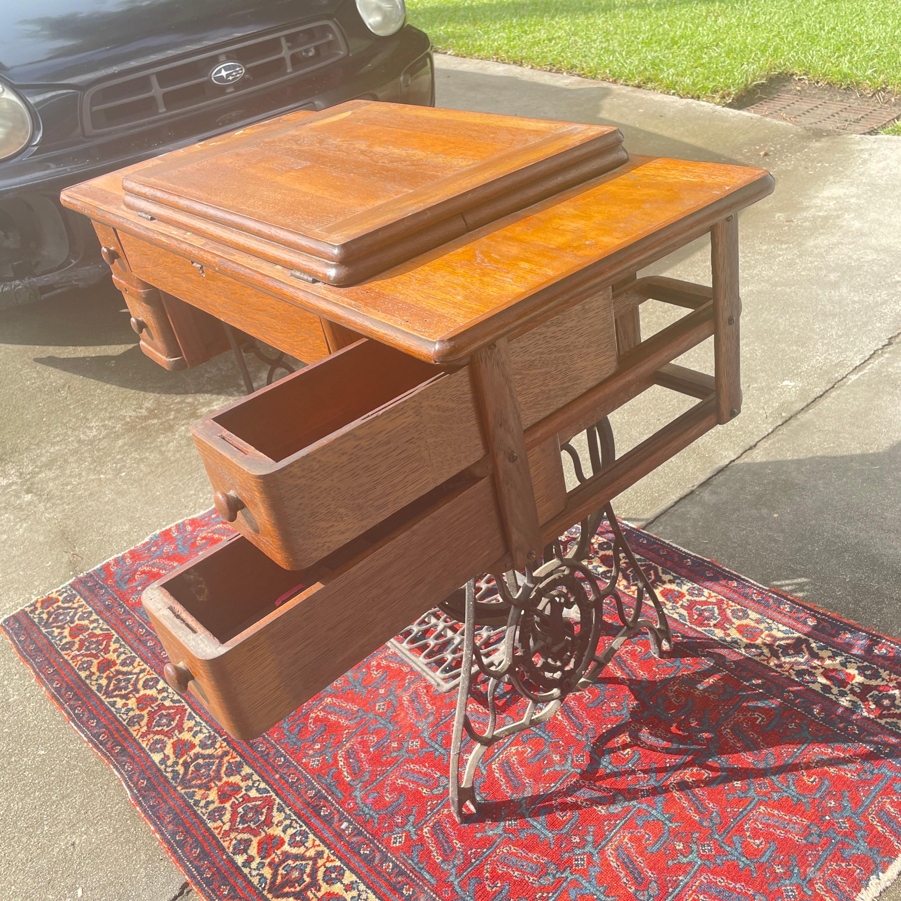 Vintage Singer Sewing Machine - Work Table For Sale 2