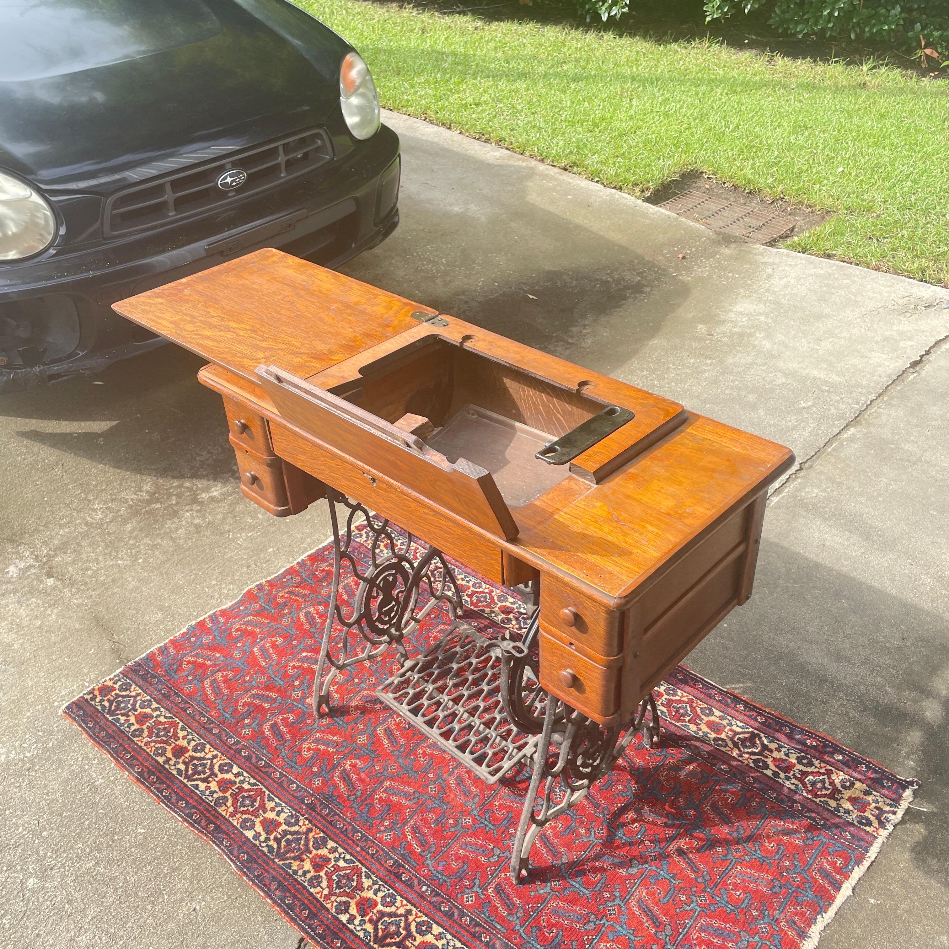 Vintage Singer Sewing Machine - Work Table For Sale 4