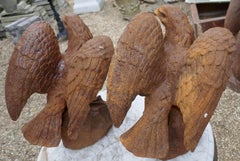 2 Statues d'aigle en fonte vieillies par le temps