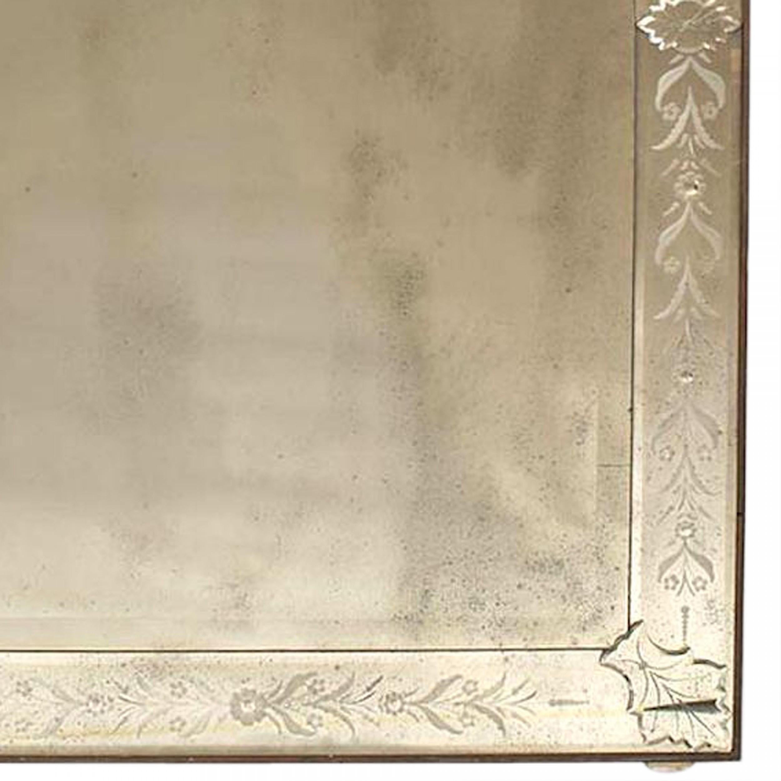 2 miroirs muraux rectangulaires de Murano vénitien italien (20e siècle) avec bordure biseautée et gravée de motifs floraux et de volutes et miroir central biseauté. (ONGARO E FUGA) (PRIX UNITAIRE)
