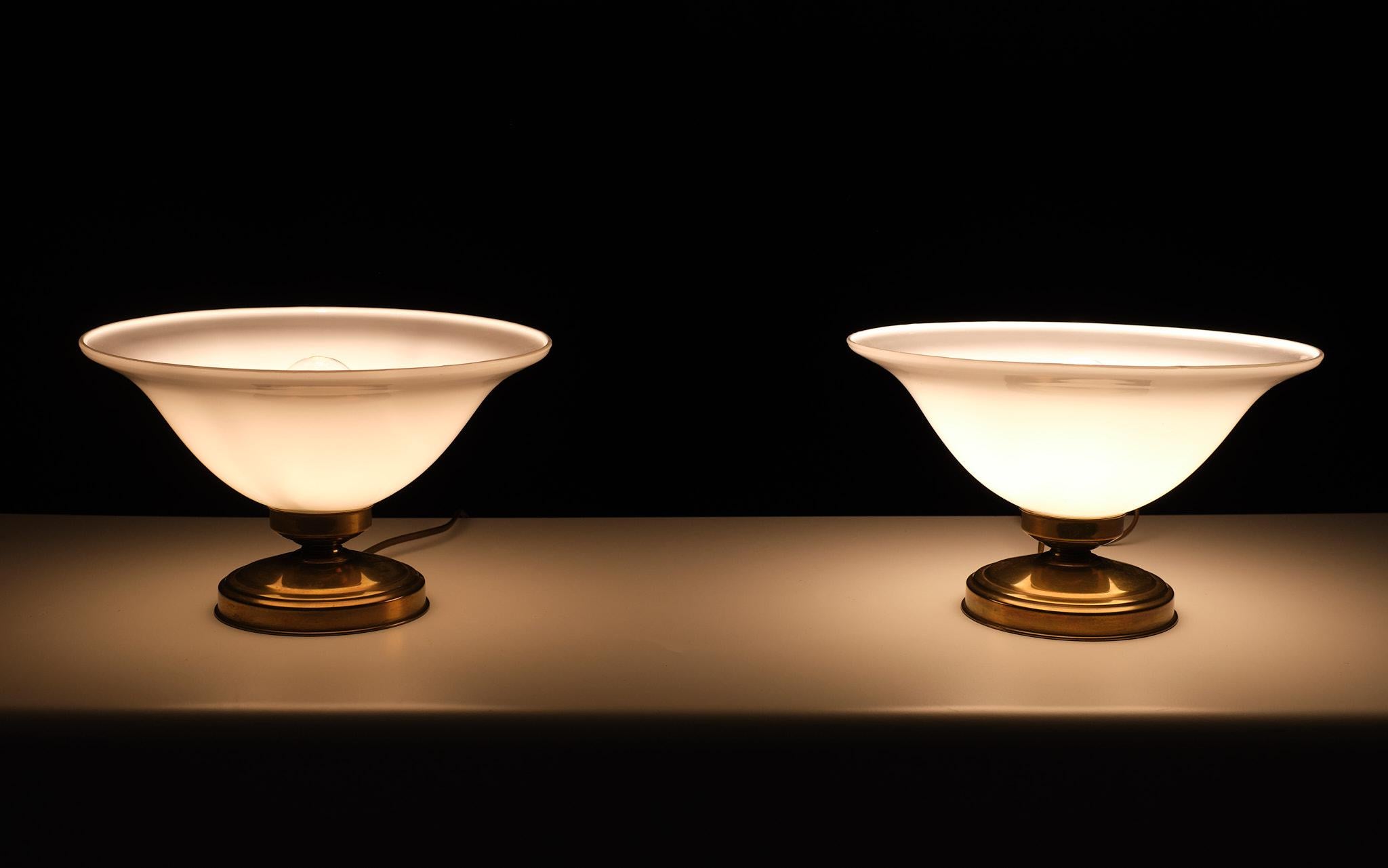 2 lampes de table en verre opalin des années 1970, Allemagne  3