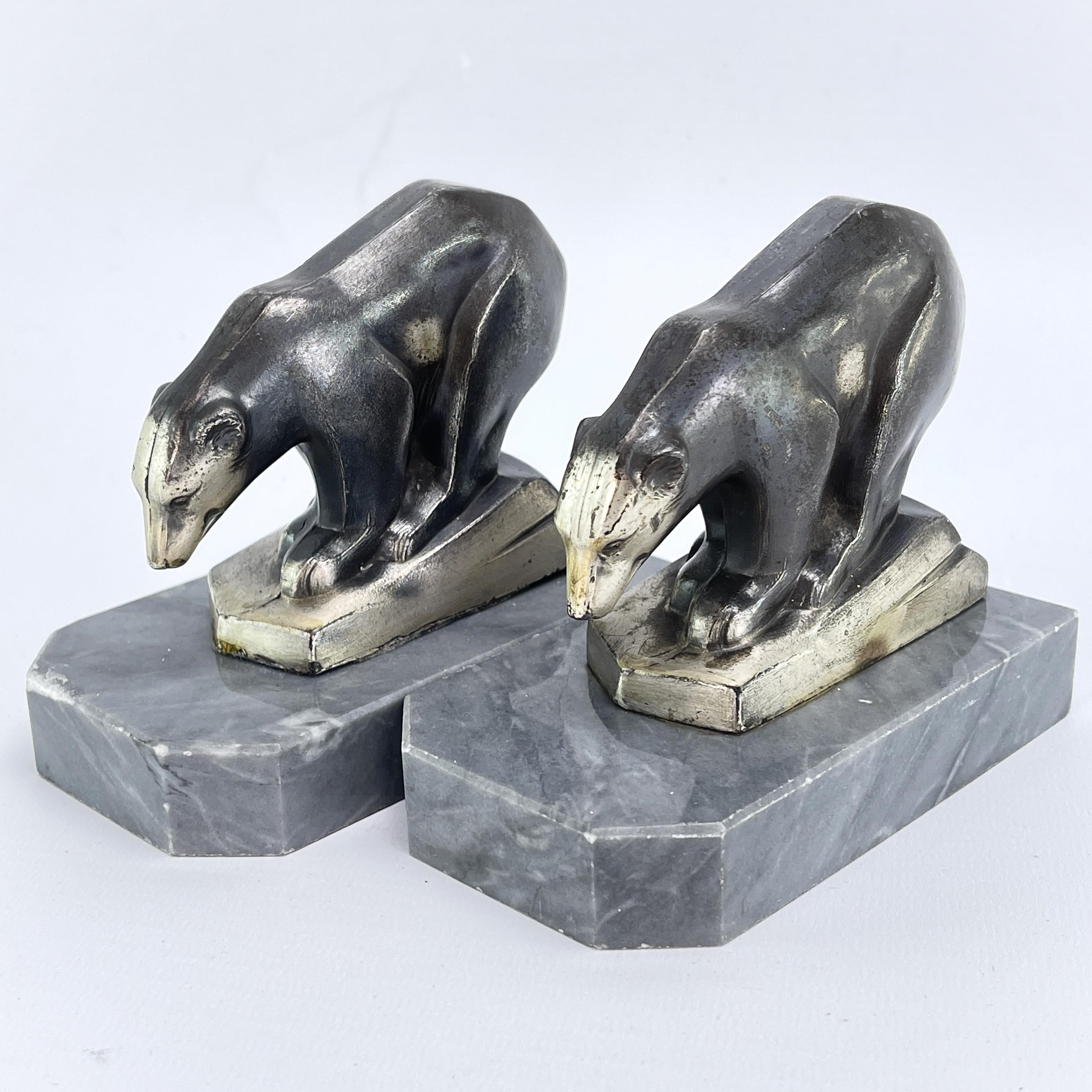 Art Deco polar bears  bookends - 1930s

These beautiful polar bears supports are originals from the 1930s and are typical of the Art Deco period.

Each cleaned item weights 0,8 kg / 1,76 lbs.