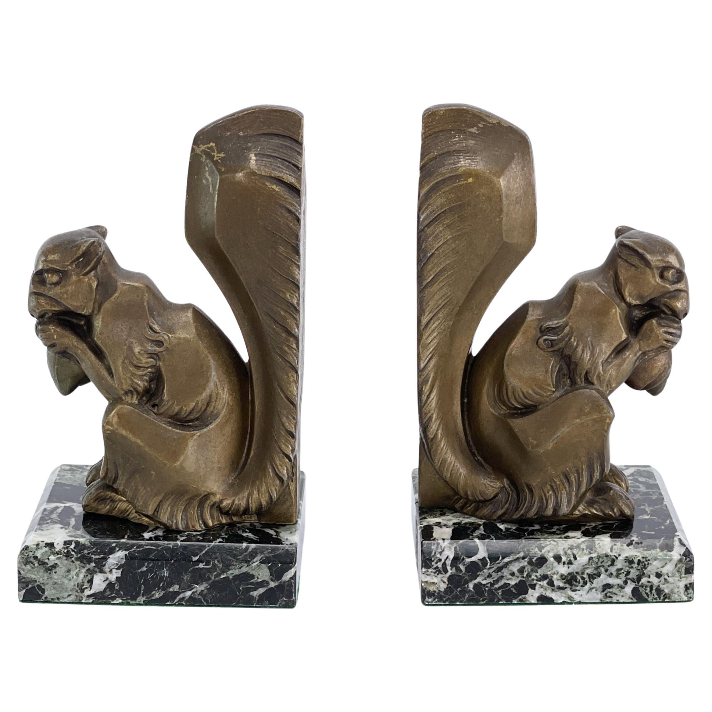2 Original ART DECO Buchstützen mit Eichhörnchen  Marmorsockel, 1930er Jahre im Angebot