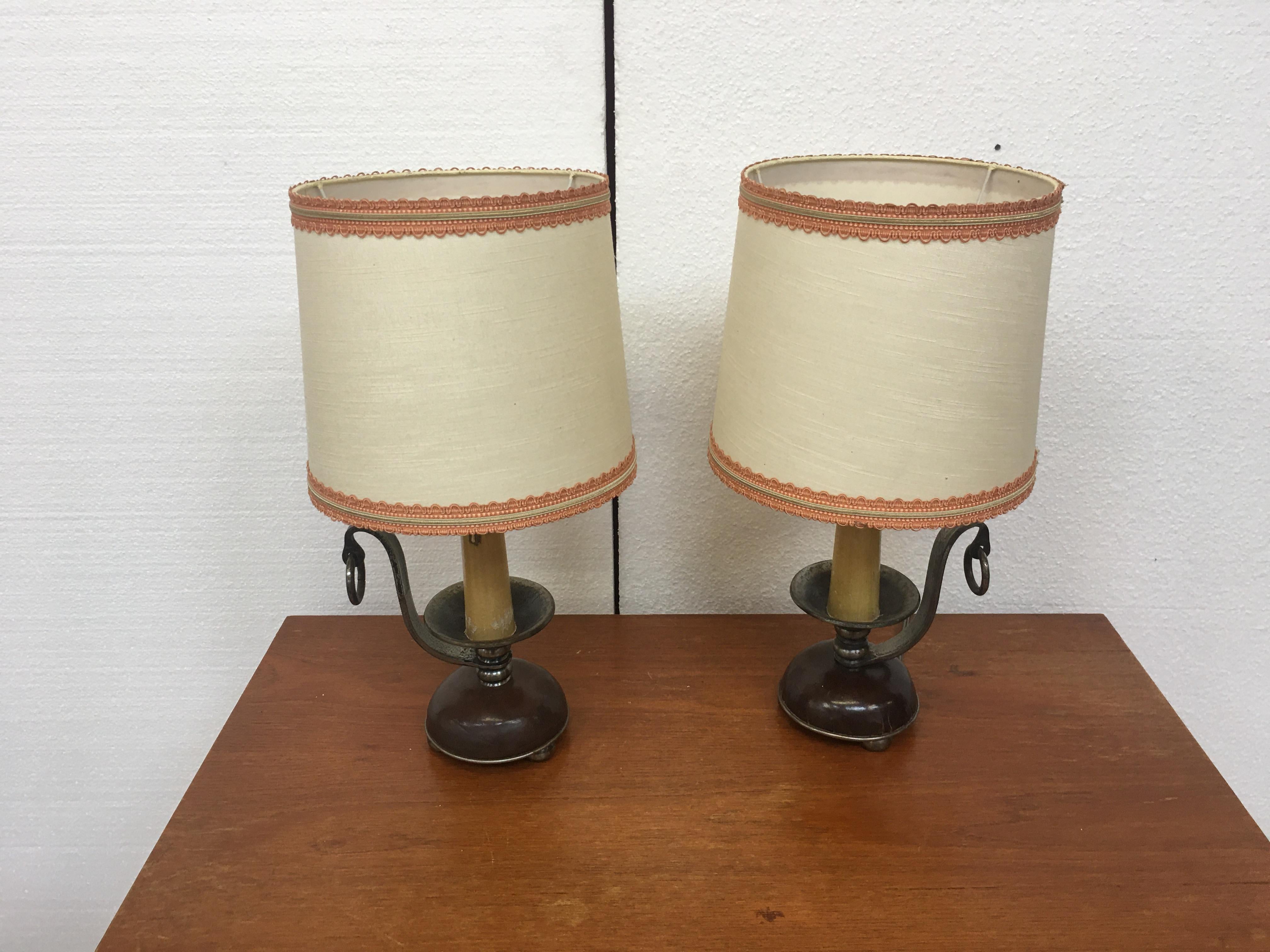 2 lampes originales en fer forgé vers 1950/1960
abat-jour en bon état.
